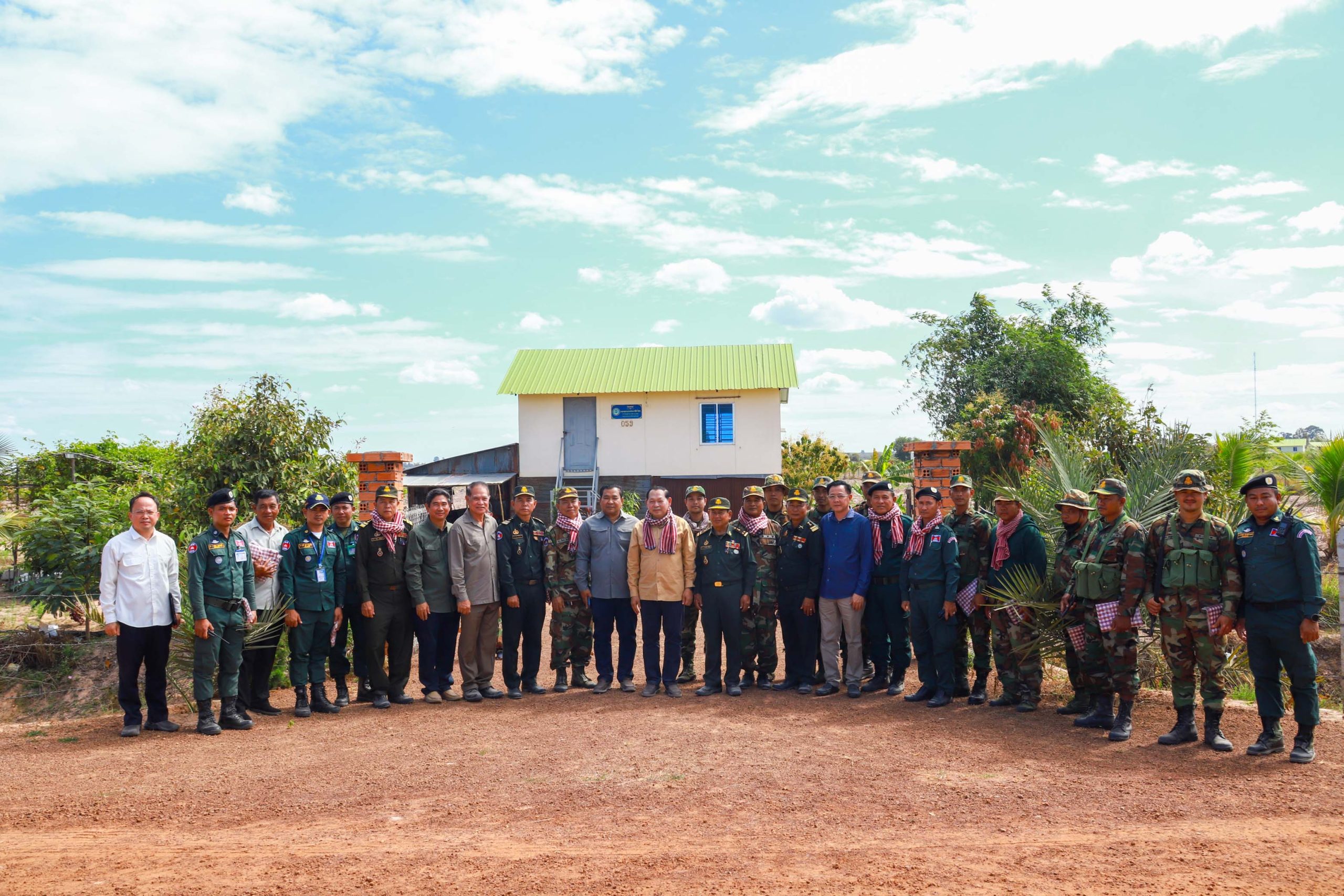 ឯកឧត្តម ឆាយ ឫទ្ធិសែន អញ្ជើញចុះពិនិត្យខ្សែផ្លូវដែលគ្រោងស្ថាបនាហេដ្ឋារចនាសម្ព័ន្ធរូបវន្ដ នៅក្នុងតំបន់ដីសម្បទានសង្គមកិច្ច ស្ថិតនៅភូមិដងក្តា ឃុំក្រយា ស្រុកសន្ទុក ខេត្តកំពង់ធំ 23 IMG 0437 scaled