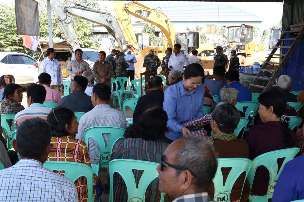 ឯកឧត្តមបណ្ឌិត សៅ ជីវ័ន្ត អញ្ជើញដឹកនាំក្រុមការងារក្រសួងអភិវឌ្ឍន៍ជនបទ ដើម្បីប្រារព្ធពិធីបើកការដ្ឋានការងារស្ថាបនាផ្លូវក្រាលកៅស៊ូនិងផ្លូវបេតុង ចំនួន១ខ្សែ មានប្រវែង ១៤០០ម៉ែត្រ ក្នុងខេត្តកណ្តាល 8 photo 2025 01 13 19 25 54