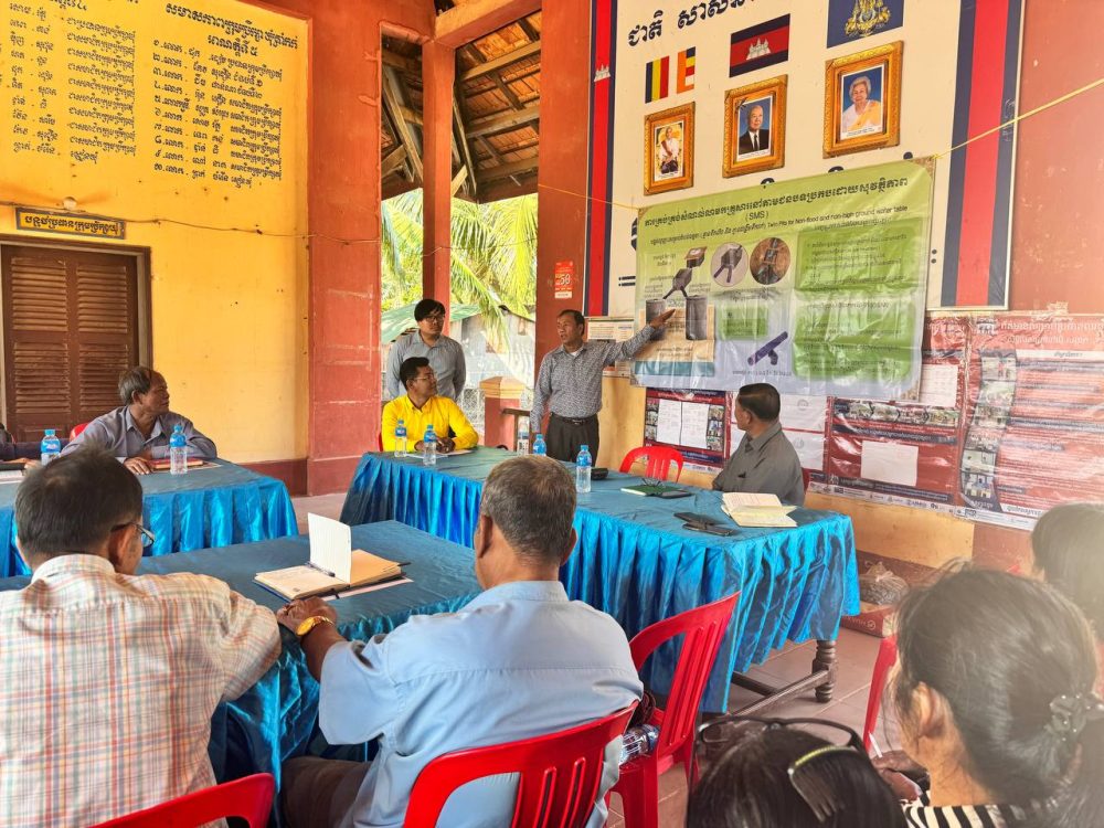 លោក ឈន ឈឿន ដឹកនាំក្រុមការងារជំនាញចុះផ្សព្វផ្សាយអំពីអត្ថប្រយោជន៍នៃការសង់ និងប្រើប្រាស់បង្គន់លូភ្លោះ នៅស្រុកត្រាំកក់ ខេត្តតាកែវ 2 photo 2025 01 14 20 00 35