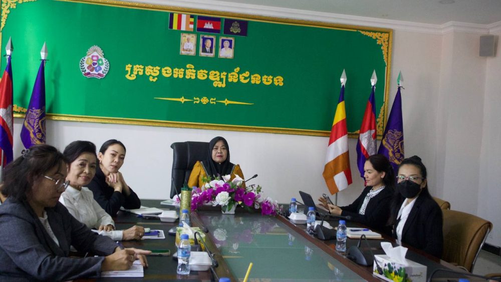 លោកជំទាវ ម៉ាត់ ម៉ារ៉ា អញ្ជើញដឹកនាំកិច្ចប្រជុំផ្សព្វផ្សាយអំពីទស្សនៈយេនឌ័រ អេដស៍ ទប់ស្កាត់អំពើជួញដូរមនុស្ស ជនមានពិការភាព និងកុមារ 2 photo 2025 01 20 18 00 53 2