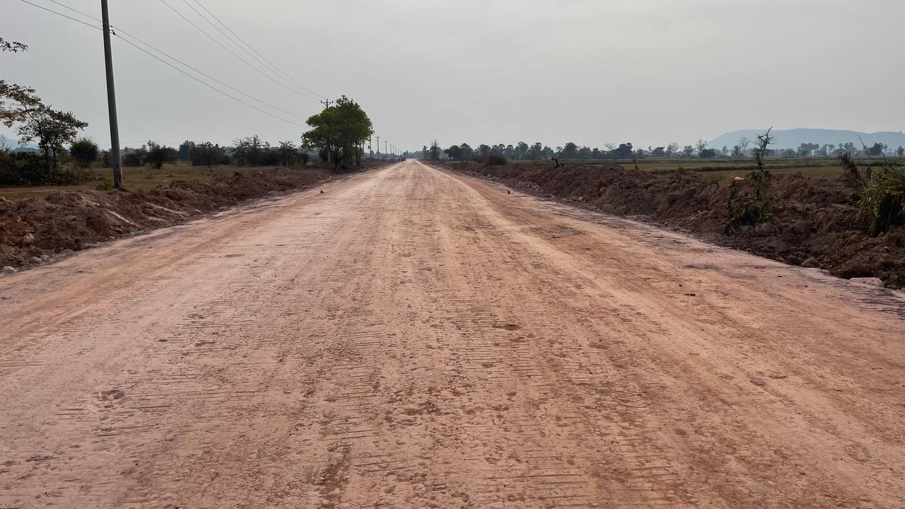 លោក និន ស៊ីណាត ដឹកនាំមន្ត្រីបច្ចេកទេសផ្លូវជនបទ ចុះត្រួតពិនិត្យវឌ្ឍនភាពការស្ថាបនាផ្លូវចំនួន៣ខ្សែ នៅខេត្តពោធិ៍សាត់ 14 photo 2025 01 25 04 12 05