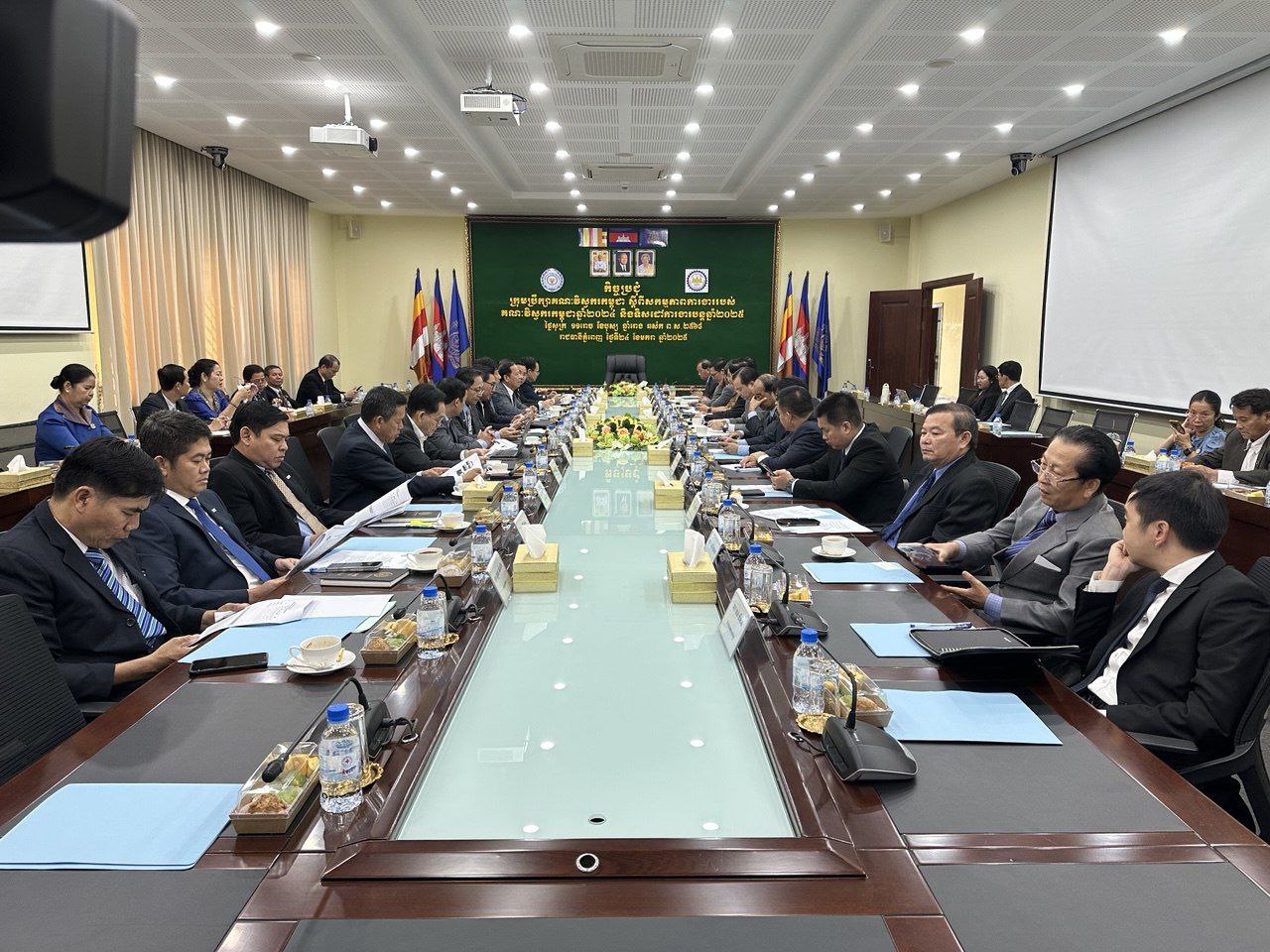 ឯកឧត្តម សួស គង់ អញ្ជើញចូលរួម ក្នុងកិច្ចប្រជុំក្រុមប្រឹក្សាគណៈវិស្វករកម្ពុជា ដើម្បីបូកសរុបលទ្ធផលការងារឆ្នាំ២០២៤ និងលើកទិសដៅឆ្នាំ២០២៥ របស់គណ:វិស្វករកម្ពុជា 7 photo 2025 01 25 07 52 17