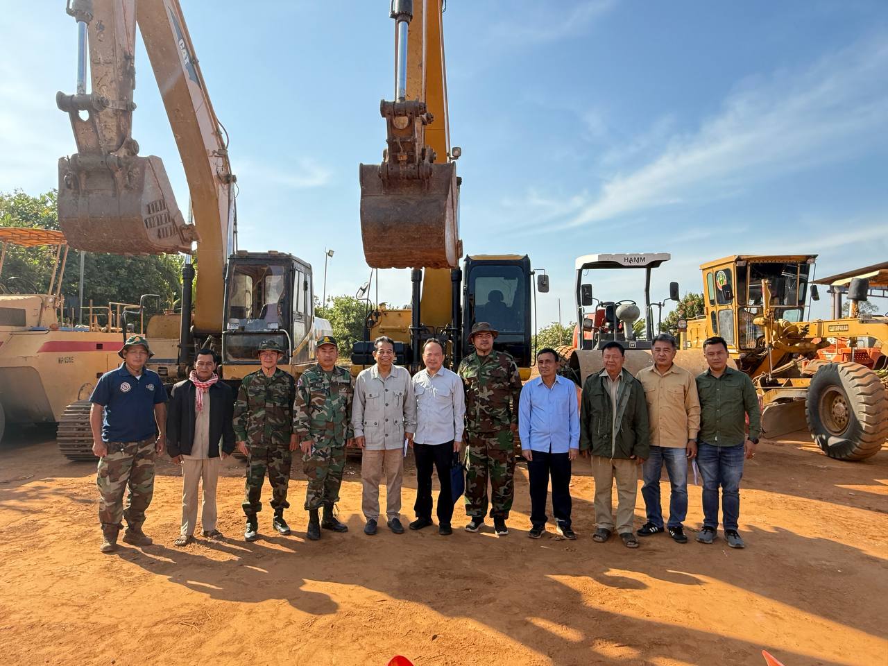 ឯកឧត្តម ផូ ផារិទ្ធ អញ្ជើញដឹកនាំក្រុមការងារចុះបើកការដ្ឋានស្ថាបនាលេីកកម្រិតគុណភាពផ្លូវក្រាលកៅស៊ូពីរជាន់ DBST ចំនួន ០១ខ្សែ នៅខេត្តកំពង់ចាម 12 photo 2025 01 31 11 01 47