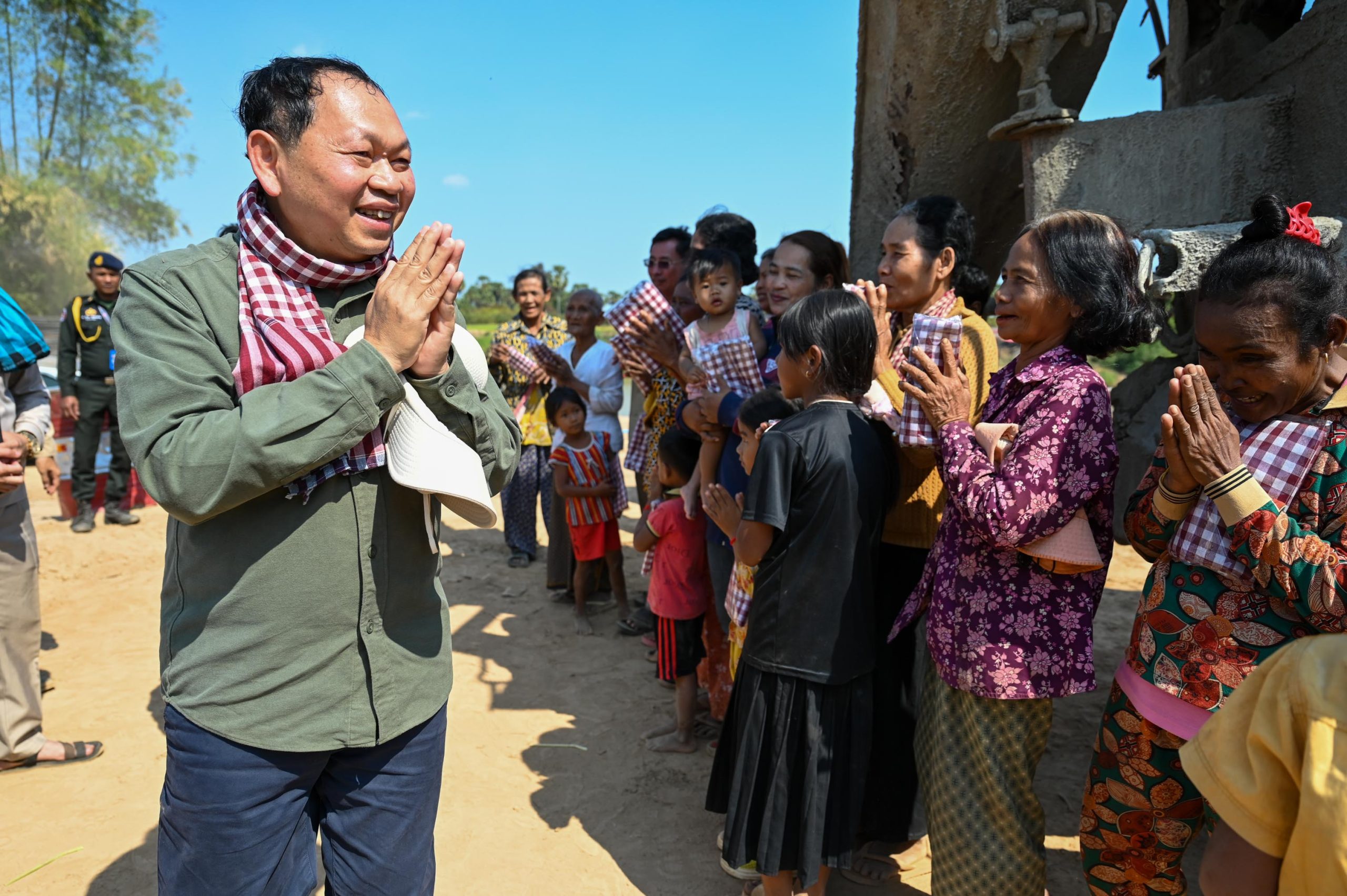 ឯកឧត្តម ឆាយ ឫទ្ធិសែន អញ្ជើញចុះពិនិត្យស្ថានភាព និងវឌ្ឍនភាពសាងសង់ផ្លូវ ចំនួន ៣ខ្សែ និងពិនិត្យស្ថានភាព និងវឌ្ឍនភាពសាងសង់ស្ពានចំនួន ៣ទីតាំង នៅក្នុងខេត្តកំពង់ធំ 80 DSC 2865 scaled