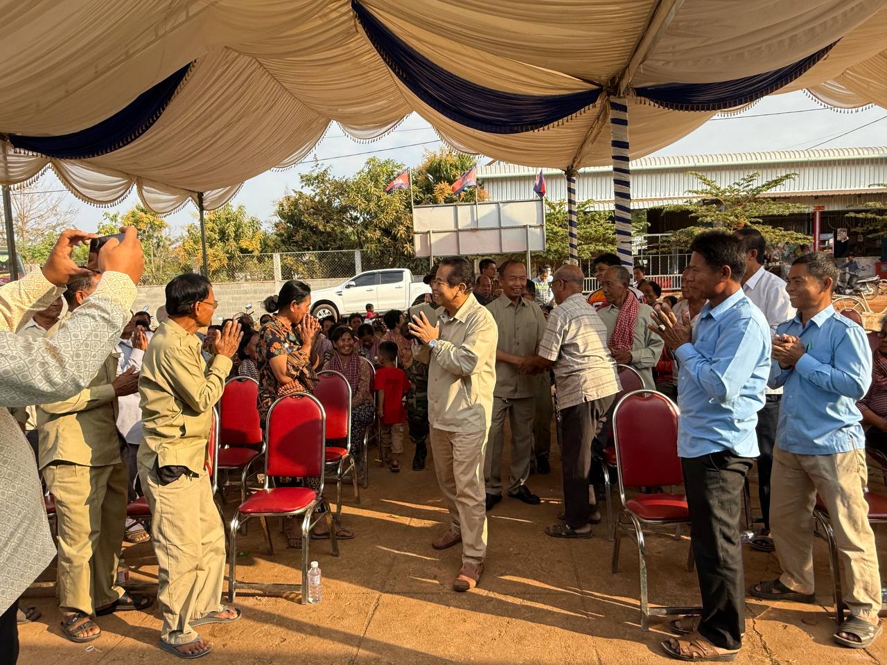 ឯកឧត្តម ផូ ផារិទ្ធ អញ្ជើញដឹកនាំក្រុមការងារចុះបើកការដ្ឋានការងារលើកកម្រិតគុណភាពផ្លូវក្រាលកៅស៊ូពីរជាន់ DBST ចំនួន ០១ខ្សែ ប្រវែងសរុប ៣ ៦០០ម និងសំណង់សិល្បការ្យមួយចំនួន នៅឃុំសំរោងទង ខេត្តកំពង់ស្ពឺ 16 photo 2025 02 04 09 59 17