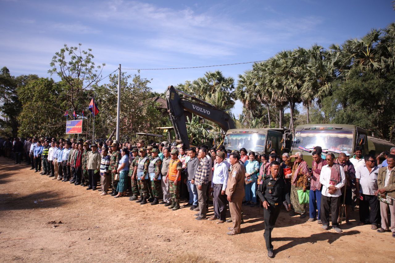 ឯកឧត្តមបណ្ឌិត សៅ ជីវ័ន្ត អញ្ជើញដឹកនាំក្រុមការងារក្រសួងអភិវឌ្ឍន៍ជនបទ ប្រារព្ធពិធីបើកការដ្ឋានការងារលើកកម្រិតគុណភាពផ្លូវក្រាលកៅស៊ូពីរជាន់ (DBST) និងផ្លូវក្រាលបេតុង ចំនួន០១ ខ្សែប្រវែងសរុប ២ ៦៥០ម៉ែត្រ ស្ថិតនៅខេត្តព្រៃវែង 8 photo 2025 02 10 15 27 03