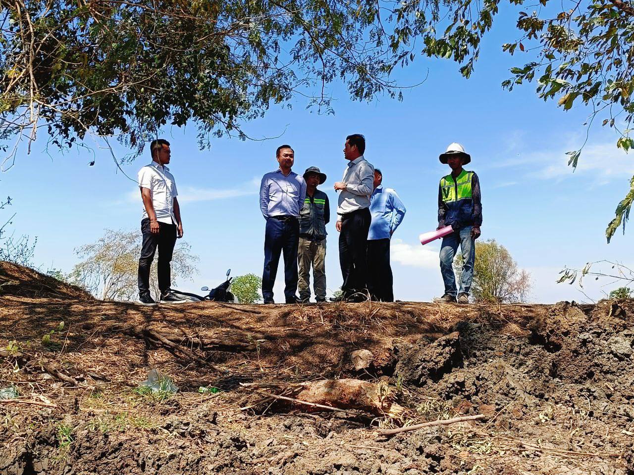 ឯកឧត្តម អ៊ុក ពញ្ញា អញ្ជើញជាអធិបតីក្នុងពិធីបើកវគ្គបណ្តុះបណ្តាលស្តីពី សុវត្ថិភាពបរិស្ថាននិងសង្គម និងការបន្សាំទៅនឹងការប្រែប្រួលអាកាសធាតុ សម្រាប់ការងារស្ថាបនាហេដ្ឋារចនាសម្ព័ន្ធផ្លូវជនបទ និងពិនិត្យវឌ្ឍនភាពការស្ថាបនាផ្លូ ចំនួន១ខ្សែ ប្រវែង ១៣ ១០០ម៉ែត្រ របស់គម្រោង SAAMBAT នៅខេត្តកំពង់ចាម 14 photo 2025 02 11 14 00 10