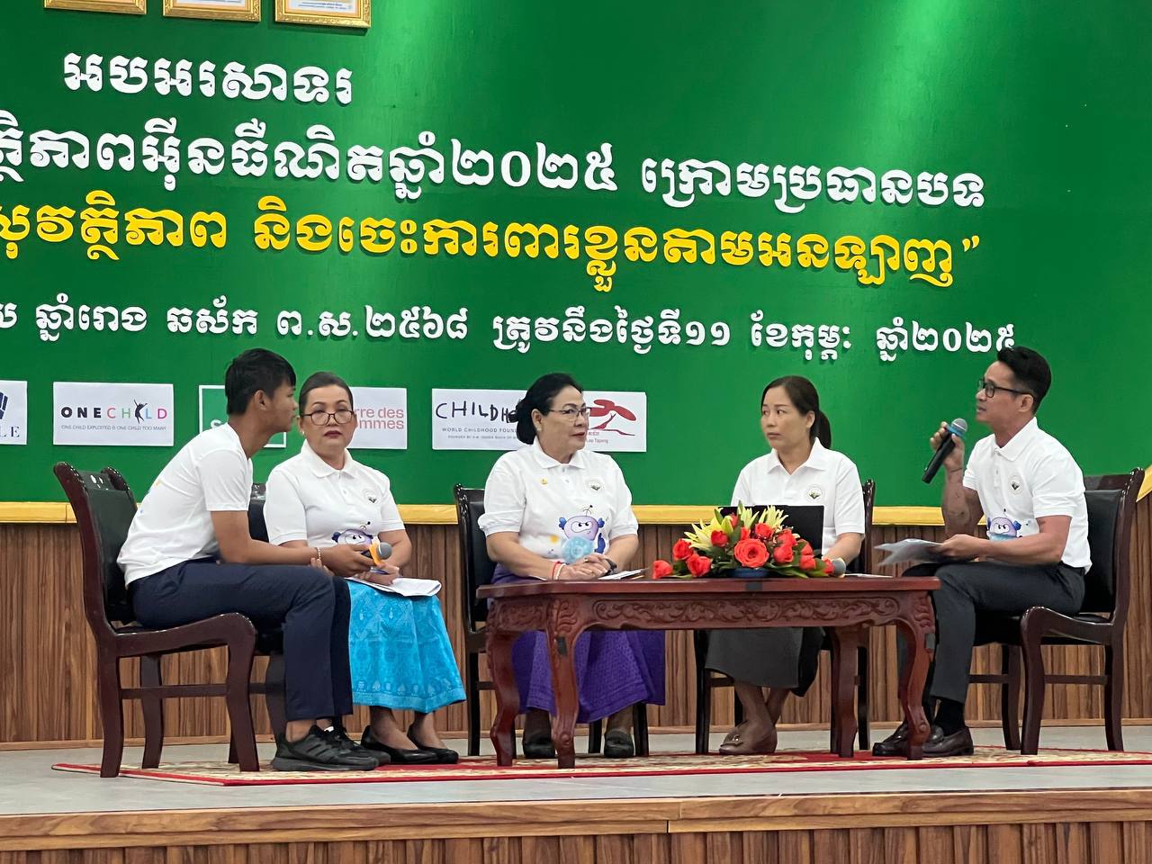 លោកជំទាវ ម៉ាត់ ម៉ារ៉ា អញ្ជើញចូលរួមក្នុងកម្មវិធី អបអរសាទរយុទ្ធនាការ គាំទ្រទិវាសុវត្ថិភាពអ៊ិនធឺណិតឆ្នាំ២០២៥ ក្រោមប្រធានបទ "កុមារឆ្លាតវៃយល់ដឹងពីសុវត្ថិភាព និងចេះការពារខ្លួនតាមអនឡាញ" 12 photo 2025 02 11 23 23 43