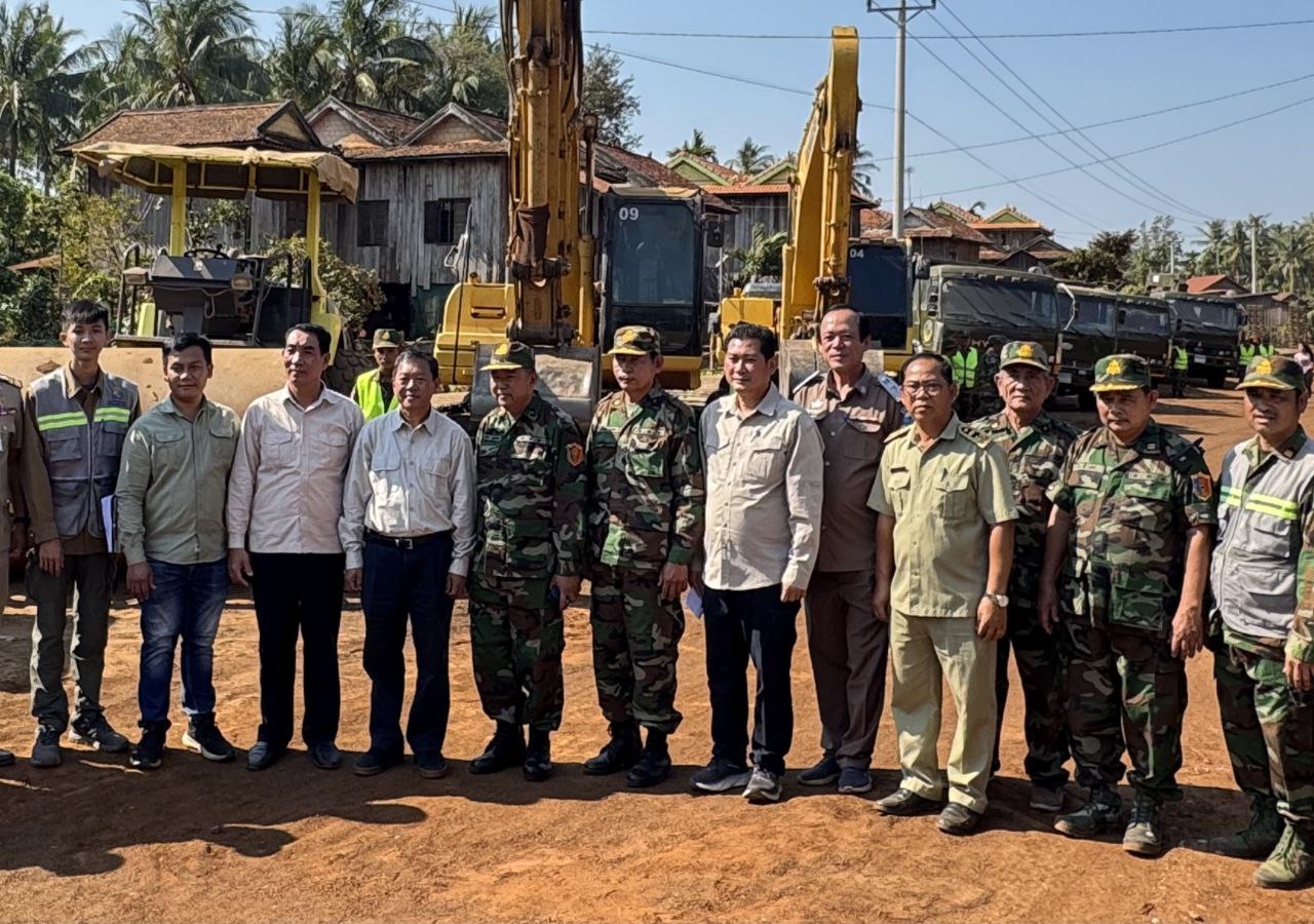 ឯកឧត្តមបណ្ឌិត សៅ ជីវ័ន្ត បានដឹកនាំក្រុមការងារក្រសួងអភិវឌ្ឍន៍ជនបទ ដើម្បីប្រារព្ធពិធីបើកការដ្ឋានការងារលើកកម្រិតគុណភាពផ្លូវក្រាលកៅស៊ូពីរជាន់ ចំនួន០១ខ្សែមានប្រវែង១៦០០ម៉ែត្រ ស្ថិតនៅក្នុងស្រុកស្ទឹងត្រង់ ខេត្តកំពង់ចាម 8 photo 2025 02 12 14 18 31