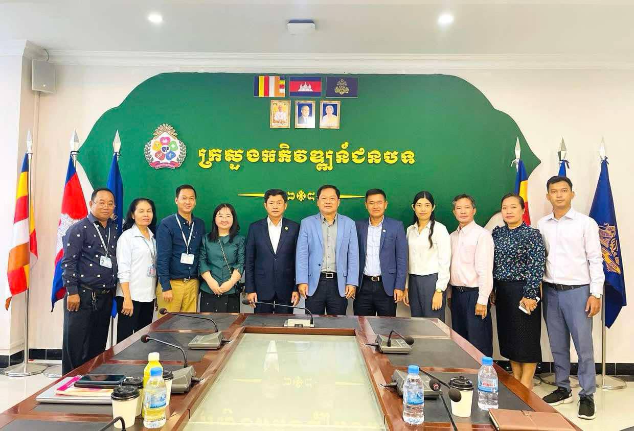 ឯកឧត្តម គុយ ឆាយ អញ្ជើញទទួលជួប និងពិភាក្សាការងារជាមួយថ្នាក់ដឹកនាំ នៃក្រុមប្រឹក្សាស្ដារអភិវឌ្ឍន៍វិស័យកសិកម្ម និងជនបទស្ដីពីការប្ដេជ្ញាចិត្តសម្រាប់កិច្ចប្រជុំ ថ្នាក់រដ្ឋមន្ត្រីស្ដីពីអាហារូបត្ថម្ភដើម្បីការលូតលាស់ 9 photo 2025 02 12 16 21 04