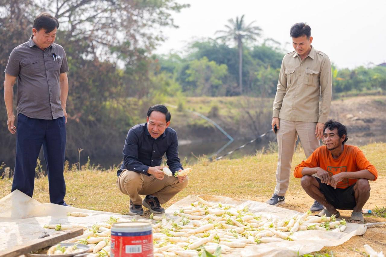 ក្រុមការងារនាយកដ្ឋានអភិឌ្ឍន៍សហគមន៍ ចុះផ្ទៀងផ្ទាត់លទ្ធផលវាយតម្លៃលក្ខណៈសម្បត្តិ “ភូមិគំរូ” នៅភូមិដីស្អិត ឃុំស្ទឹងត្រង់ និងភូមិស្រែអន្ទាក់ ឃុំសាលាក្រៅ ស្រុកសាលាក្រៅ ខេត្តប៉ៃលិន 21 photo 2025 02 12 18 01 25