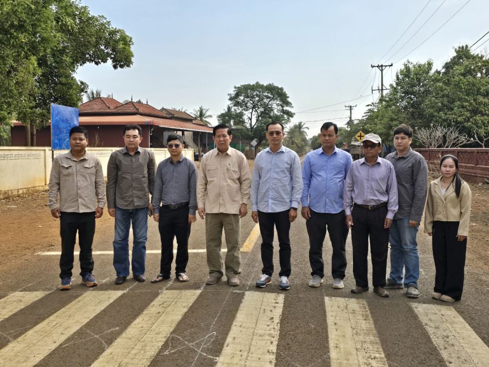 ឯកឧត្ដម ប៊ុន ច័ន្ទវណ្ណៈ អញ្ជើញដឹកនាំគណៈកម្មការអន្តរក្រសួង ចុះត្រួតពិនិត្យ និងវាយតម្លៃបញ្ចប់សុពលភាព លើការងារស្ថាបនាផ្លូវក្រាលកៅស៊ូ DBST ចំនួន ១ខ្សែ នៅខេត្តកំពង់ចាម 2 photo 2025 02 18 13 43 40