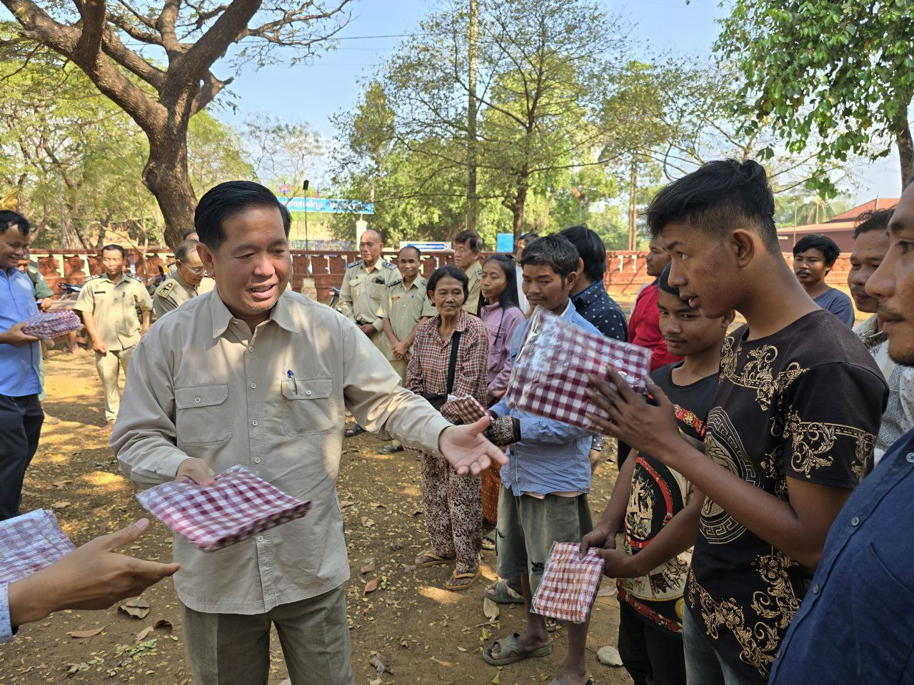 ឯកឧត្ដម ប៊ុន ច័ន្ទវណ្ណៈ អញ្ជើញដឹកនាំគណៈកម្មការអន្តរក្រសួង ចុះត្រួតពិនិត្យ និងវាយតម្លៃបញ្ចប់សុពលភាព លើការងារស្ថាបនាផ្លូវក្រាលកៅស៊ូ DBST ចំនួន ១ខ្សែ នៅខេត្តកំពង់ចាម 6 photo 2025 02 18 13 43 46