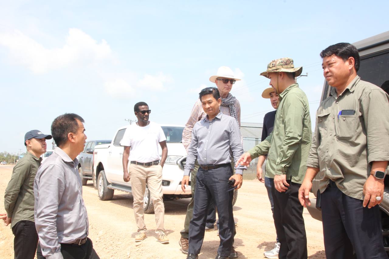 ឯកឧត្តម អ៊ុក ពញ្ញា ដឹកនាំក្រុមការងារគម្រោង និងក្រុមបេសកកម្មរបស់នាយកប្រចាំប្រទេសនៃមូលនិធិ IFAD និងតំណាង EU ចុះពិនិត្យលទ្ធផលការងារសាងសង់ផ្លូវជនបទចំនួន ៣ខ្សែ និងកំពង់ដរសហគមន៍ចំនួន ១កន្លែង នៅខេត្តតាកែវ 9 photo 2025 02 20 08 19 28