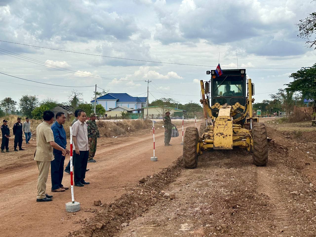 ឯកឧត្តមបណ្ឌិត នួន ដាញ៉ិល អញ្ជើញដឹកនាំក្រុមការងារចុះបើកការដ្ឋានសាងសង់ផ្លូវចំនួន ២ទីតាំង នៅខេត្តត្បូងឃ្មុំ និងខេត្តបាត់ដំបង 16 photo 2025 02 23 19 03 27