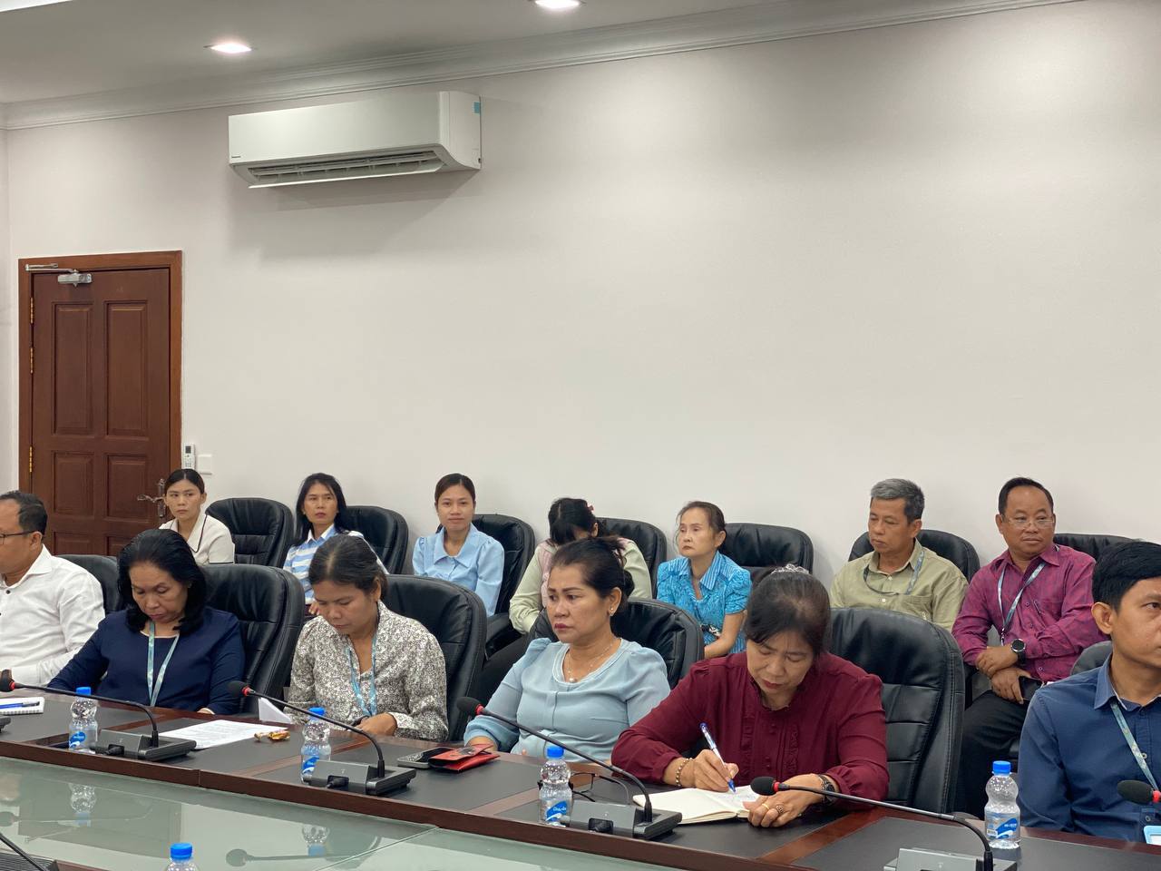 លោក អឿន ធារិទ្ធ អញ្ជើញដឹកនាំកិច្ចប្រជុំពិនិត្យវឌ្ឍនភាពការងារប្រចាំខែកុម្ភៈ និងលើកទិសដៅការងារខែមីនា ឆ្នាំ២០២៥ របស់នាយកដ្ឋានអភិវឌ្ឍន៍សហគមន៍ 9 photo 2025 02 24 12 29 45