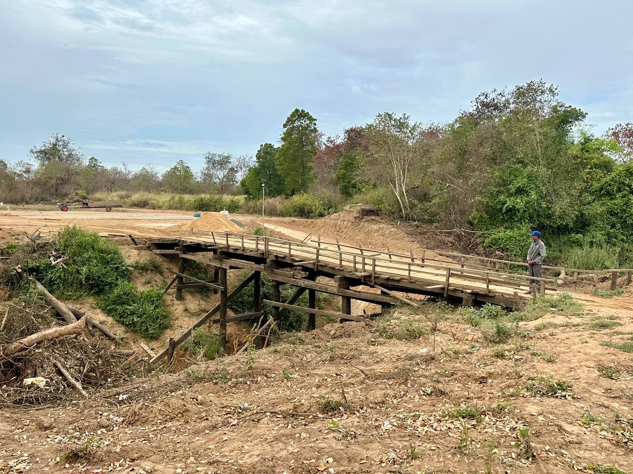 ឯកឧត្តមបណ្ឌិត នួន ដាញ៉ិល អញ្ជើញជាអធិបតីក្នុងពិធីបើកការដ្ឋានសាងសង់ស្ពានបេតុង ចំនួន ១កន្លែង និងផ្លូវក្រាលល្បាយដីក្រួស ប្រវែង ១ ៧០០ម៉ែត្រ នៅស្រុកជាំក្សាន្ត ខេត្តព្រះវិហារ 16 photo 2025 02 24 14 24 52