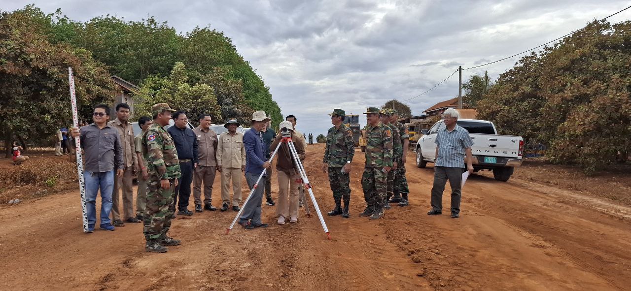 លោកជំទាវ ឯក គន្ធវា បើកការដ្ឋានជួសជុលផ្លូវក្រាលដីល្បាយក្រួសនៅស្រុកលំផាត់ 7 photo 2025 02 24 18 15 22
