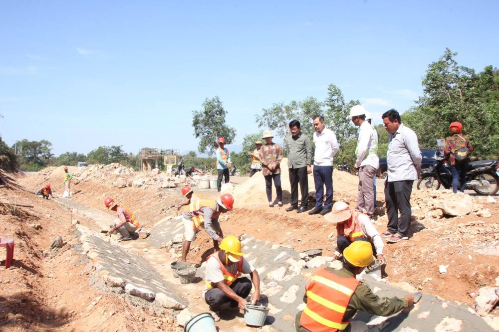 ឯកឧត្តម អ៊ុក ពញ្ញា អញ្ជើញជាអធិបតីក្នុងពិធីបើកវគ្គបណ្តុះបណ្តាលស្តីពី សុវត្ថិភាពបរិស្ថាននិងសង្គម និងការបន្សាំទៅនឹងការប្រែប្រួលអាកាសធាតុ សម្រាប់ការងារស្ថាបនាហេដ្ឋារចនាសម្ព័ន្ធផ្លូវជនបទ របស់គម្រោង SAAMBAT 2 photo 2025 02 25 15 08 57