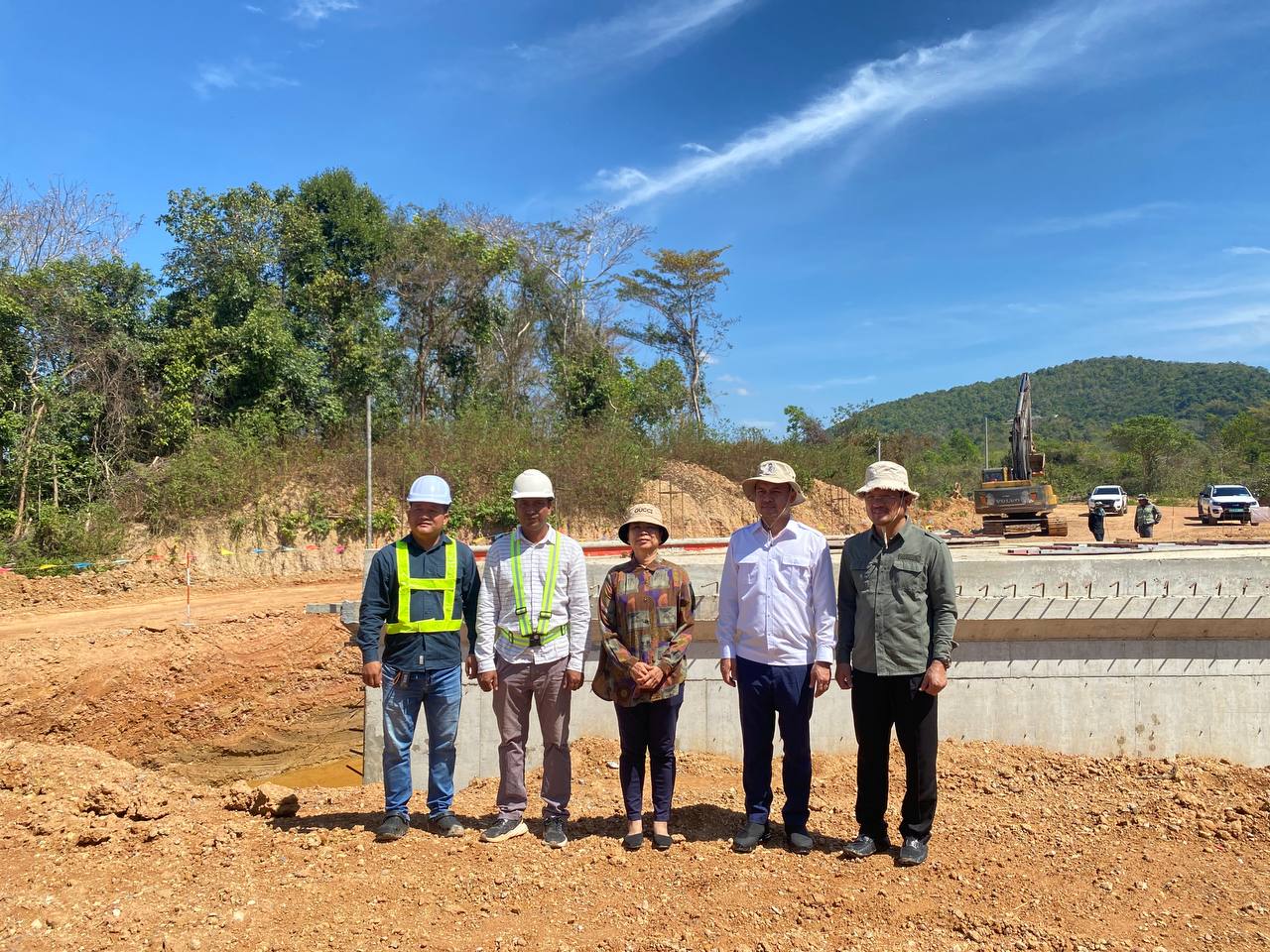 ឯកឧត្តម អ៊ុក ពញ្ញា អញ្ជើញជាអធិបតីក្នុងពិធីបើកវគ្គបណ្តុះបណ្តាលស្តីពី សុវត្ថិភាពបរិស្ថាននិងសង្គម និងការបន្សាំទៅនឹងការប្រែប្រួលអាកាសធាតុ សម្រាប់ការងារស្ថាបនាហេដ្ឋារចនាសម្ព័ន្ធផ្លូវជនបទ របស់គម្រោង SAAMBAT 13 photo 2025 02 25 15 08 59