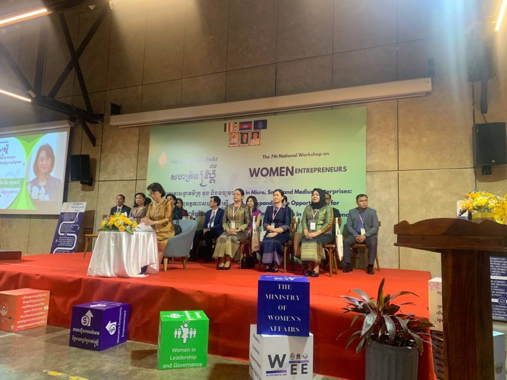 លោកជំទាវ ម៉ាត់ ម៉ារ៉ា បានអញ្ជើញចូលរួមសិក្ខាសាលាថ្នាក់ជាតិលើទី៧ ស្តីពី សហគ្រិនស្ត្រី ក្នុងសហគ្រាសខ្នាតមីក្រូ តូច និងមធ្យម ពង្រឹងកាលានុវត្តភាព សហគ្រិនស្ត្រីក្នុងសេដ្ឋកិច្ចប៉ៃតង 2 photo 2025 02 26 22 35 45