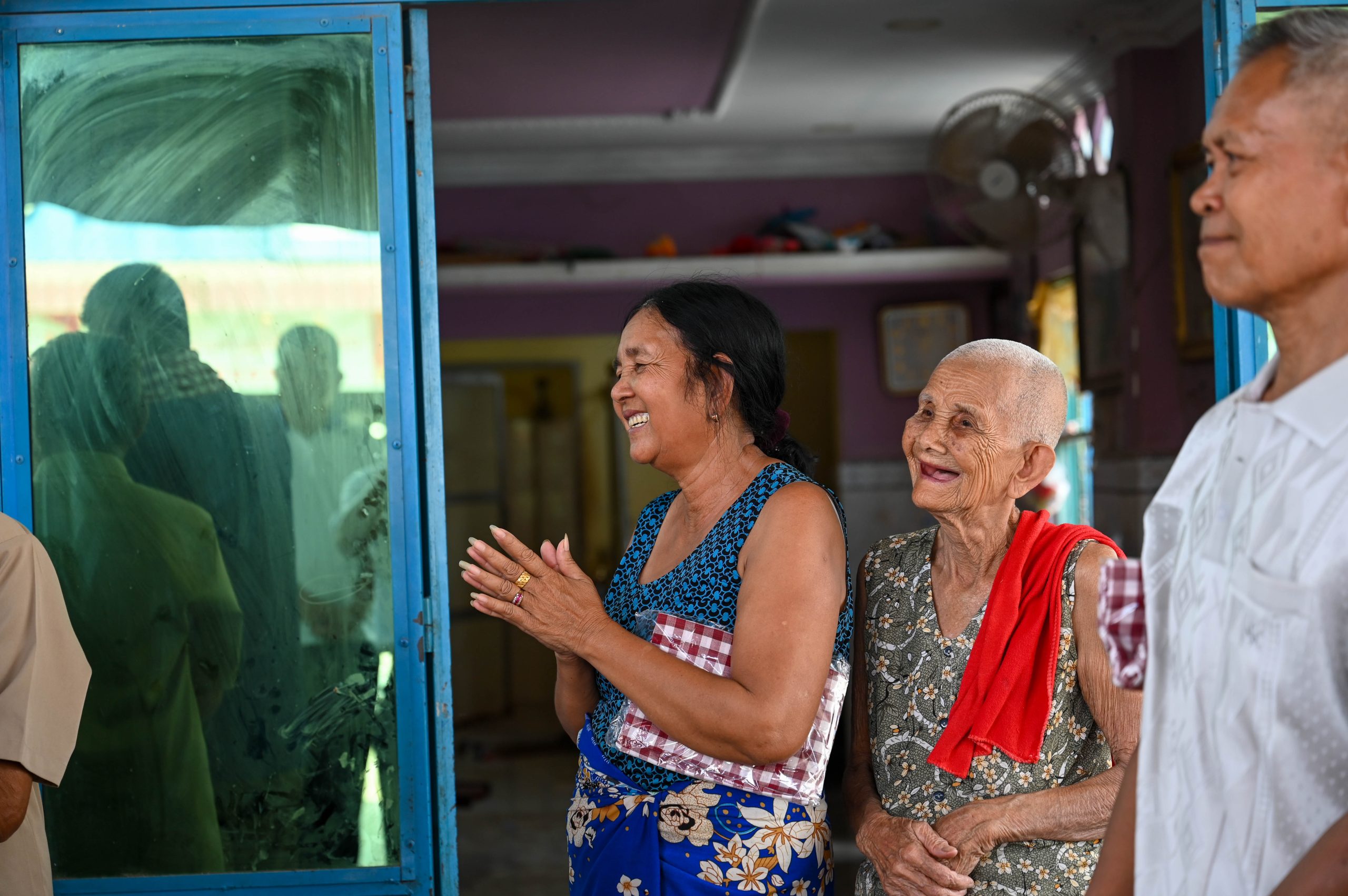 ឯកឧត្តម ឆាយ ឫទ្ធិសែន ដឹកនាំប្រតិភូក្រសួង អញ្ជើញចុះពិនិត្យស្ថានភាពភូមិ ដែលមន្ទីរអភិវឌ្ឍន៍ជនបទខេត្តបាត់ដំបងស្នើសុំអភិវឌ្ឍជាភូមិគំរូគន្លឹះ 11 9 scaled