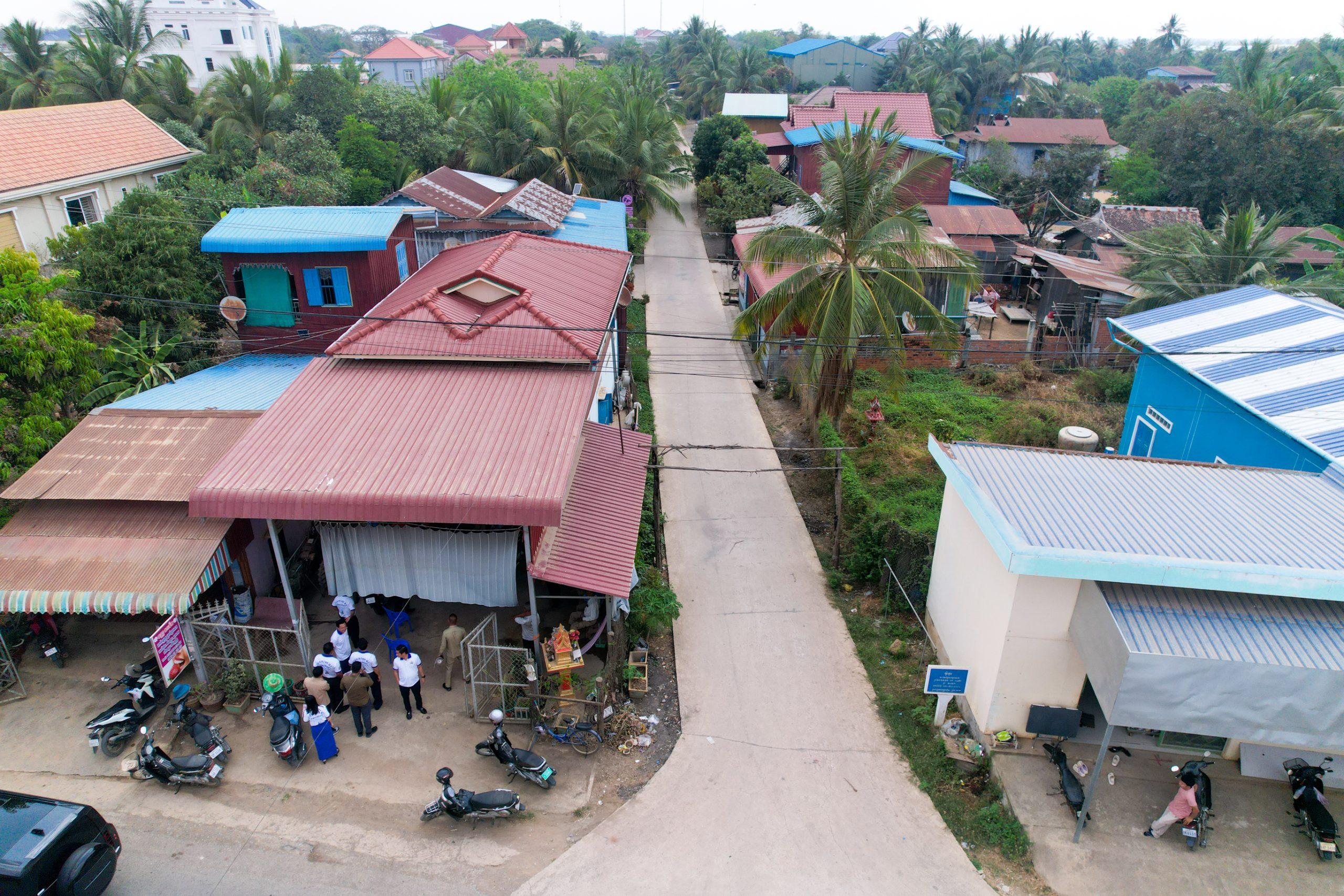 ឯកឧត្តម ឆាយ ឫទ្ធិសែន ដឹកនាំប្រតិភូក្រសួង អញ្ជើញចុះពិនិត្យស្ថានភាពភូមិ ដែលមន្ទីរអភិវឌ្ឍន៍ជនបទខេត្តបាត់ដំបងស្នើសុំអភិវឌ្ឍជាភូមិគំរូគន្លឹះ 12 DJI 0232 scaled