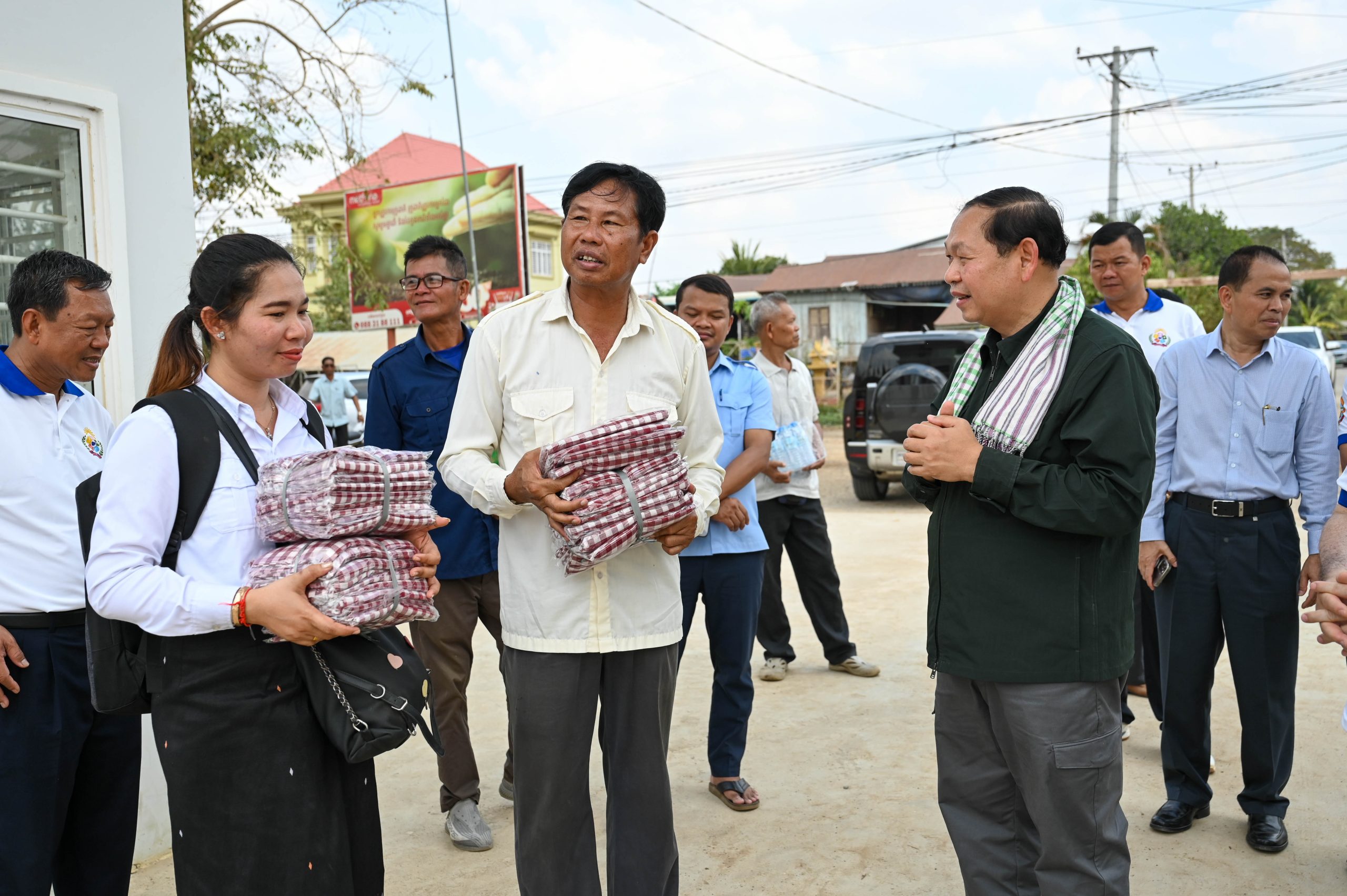 ឯកឧត្តម ឆាយ ឫទ្ធិសែន ដឹកនាំប្រតិភូក្រសួង អញ្ជើញចុះពិនិត្យស្ថានភាពភូមិ ដែលមន្ទីរអភិវឌ្ឍន៍ជនបទខេត្តបាត់ដំបងស្នើសុំអភិវឌ្ឍជាភូមិគំរូគន្លឹះ 28 DSC 2578 scaled