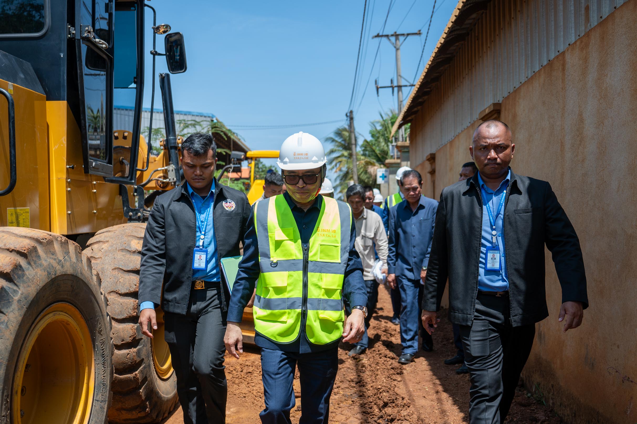 ខេត្តកំពង់ធំ៖ នាព្រឹកថ្ងៃចន្ទ ៣កើត ខែចេត្រ ឆ្នាំរោង ឆស័ក ព.ស.២៥៦៨ ត្រូវនឹងថ្ងៃទី៣១ ខែមីនា ឆ្នាំ២០២៥ ឯកឧត្តម ឆាយ ឫទ្ធិសែន រដ្ឋមន្ត្រីក្រសួងអភិវឌ្ឍន៍ជនបទ បានអញ្ជើញចូលរួមជាគណៈអធិបតីក្នុងពិធីសម្ពោធបើកការដ្ឋានសាងសង់ផ្លូវក្រាលកៅស៊ូពីរជាន់ (DBST) និងផ្លូវបេតុង សរុបប្រវែង ៩២,៩០គ.ម. ជានិមិត្តរូប នៅខេត្តកំពង់ធំ ក្រោមអធិបតីភាពដ៏ខ្ពង់ខ្ពស់ ឯកឧត្តម វង្សី វិស្សុត ឧបនាយករដ្ឋមន្រ្តីប្រចាំការ រដ្ឋមន្រ្តីទទួលបន្ទុកទីស្តីការគណៈរដ្ឋមន្រ្តី និងជាប្រធានក្រុមការងាររាជរដ្ឋាភិបាលចុះមូលដ្ឋានខេត្តកំពង់ធំ 72 DSC 2715