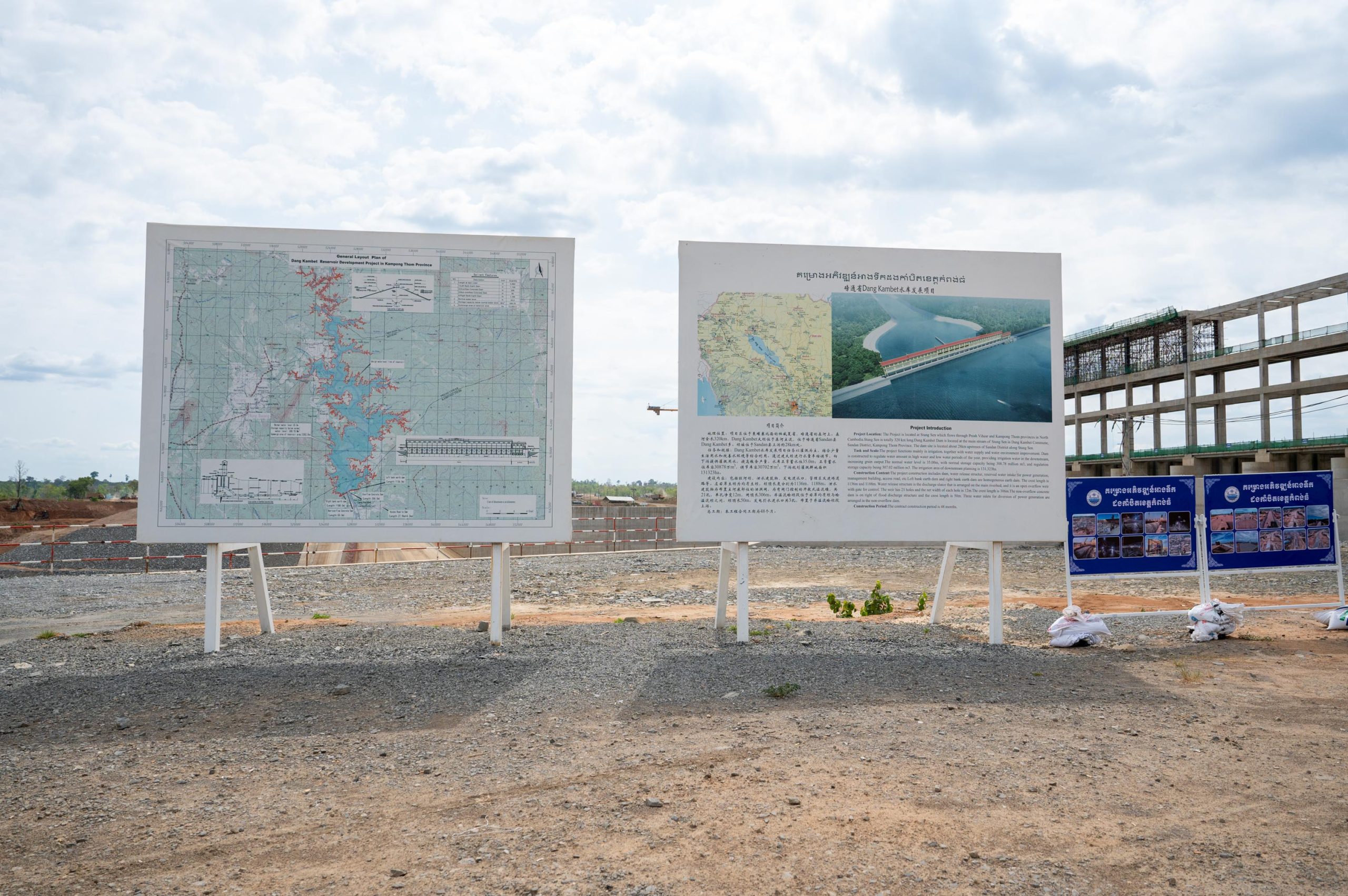 ឯកឧត្តម ឆាយ ឫទ្ធិសែន អញ្ជើញទៅពិនិត្យការងារសាងសង់ផ្លូវក្រាលល្បាយក្រួស ចំនួន ១ខ្សែ ដែលគ្រោងលើកគម្រិតគុណភាពជាផ្លូវក្រាលកៅស៊ូពីរជាន់ (DBST) នៅក្នុងខេត្តកំពង់ធំ។ 20 DSC 3099 1 scaled