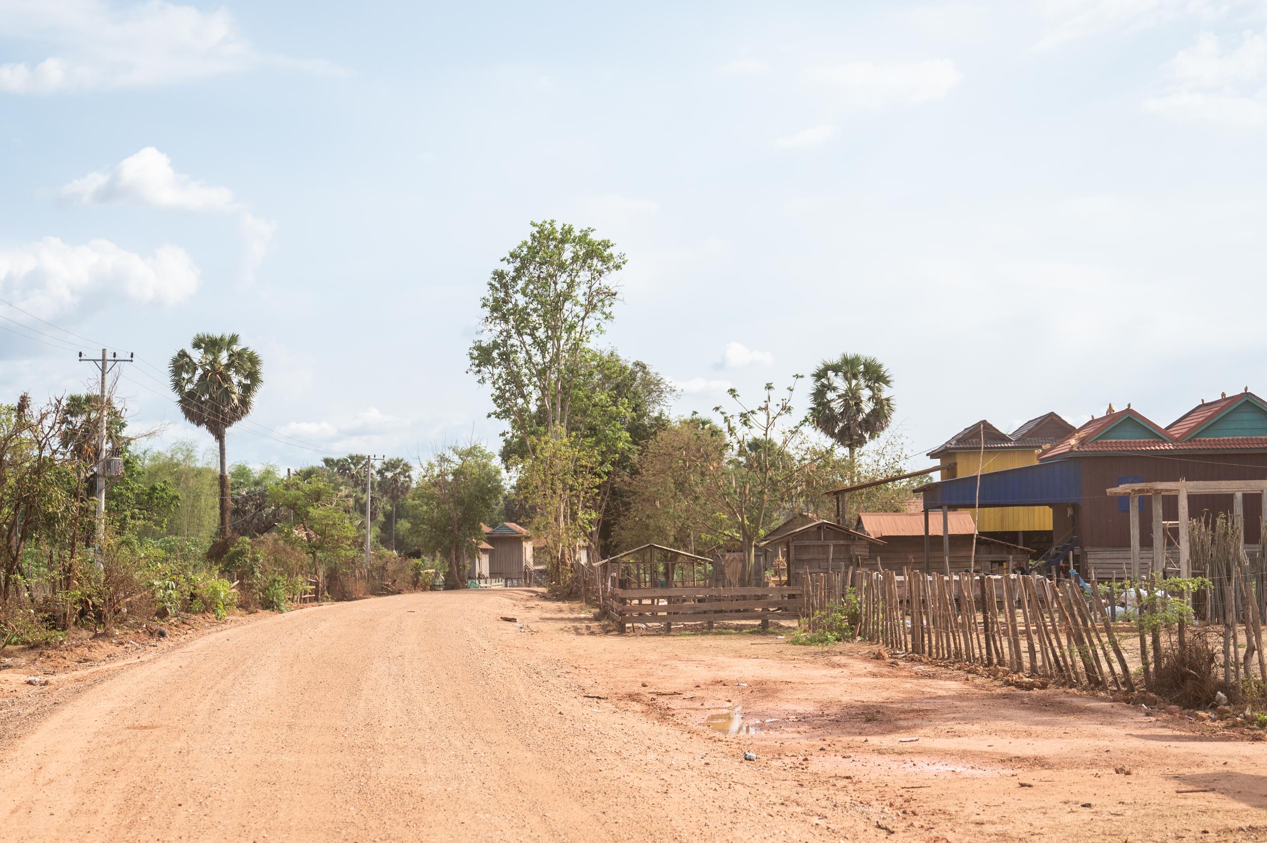 ឯកឧត្តម ឆាយ ឫទ្ធិសែន អញ្ជើញទៅពិនិត្យការងារសាងសង់ផ្លូវក្រាលល្បាយក្រួស ចំនួន ១ខ្សែ ដែលគ្រោងលើកគម្រិតគុណភាពជាផ្លូវក្រាលកៅស៊ូពីរជាន់ (DBST) នៅក្នុងខេត្តកំពង់ធំ។ 36 DSC 3127