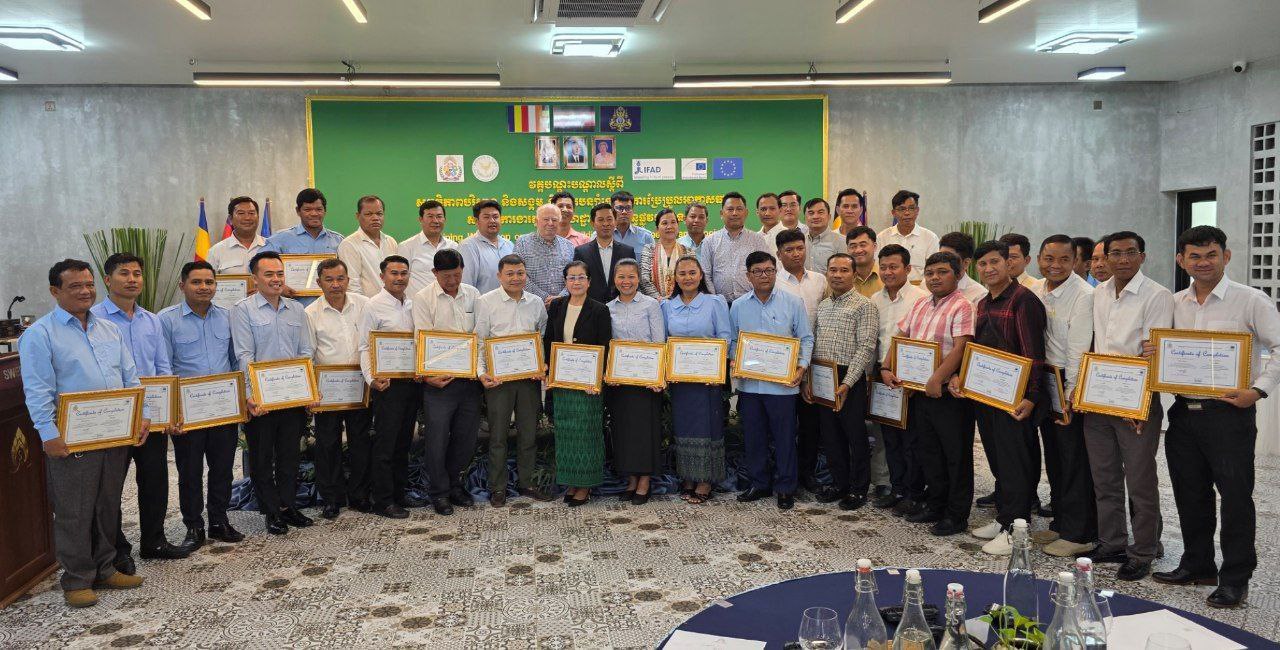 លោក ទូច ស៊ីផាត បិទវគ្គបណ្តុះបណ្តាលស្តីពី សុវត្ថិភាពបរិស្ថាននិងសង្គម និងការបន្សាំទៅនឹងការប្រែប្រួលអាកាសធាតុសម្រាប់ការស្ថាបនាផ្លូវជនបទ 11 photo 2025 02 28 16 43 04