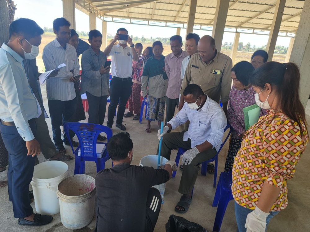 លោក អ៊ុក ចាន់ដារ៉ា ដឹកនាំក្រុមការងារជំនាញរៀបចំការបណ្ដុះបណ្ដាលបច្ចេកទេសផលិតសាប៊ូលាងចានចំនួន ០៣វគ្គ នៅខេត្តកំពង់ស្ពឺ 2 photo 2025 03 03 16 32 40 4