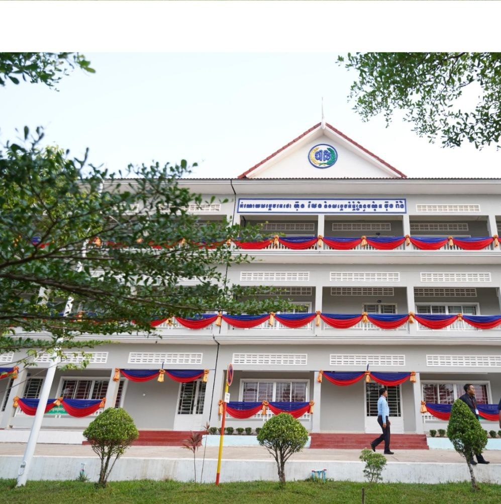 ឯកឧត្តម សួស គង់ អញ្ជើញចូលរួមក្នុងពិធីសម្ពោធអគារសិក្សា អគារស្នាក់នៅរបស់គ្រូបង្រៀន ទីចាត់ការ និងអគារកាត់ដេរ នៅវិទ្យាល័យ ហ៊ុន សែន វាលរេញ ឃុំវាលរេញ ស្រុកព្រៃនប់ ខេត្តព្រះសីហនុ 15 photo 2025 03 26 13 04 50