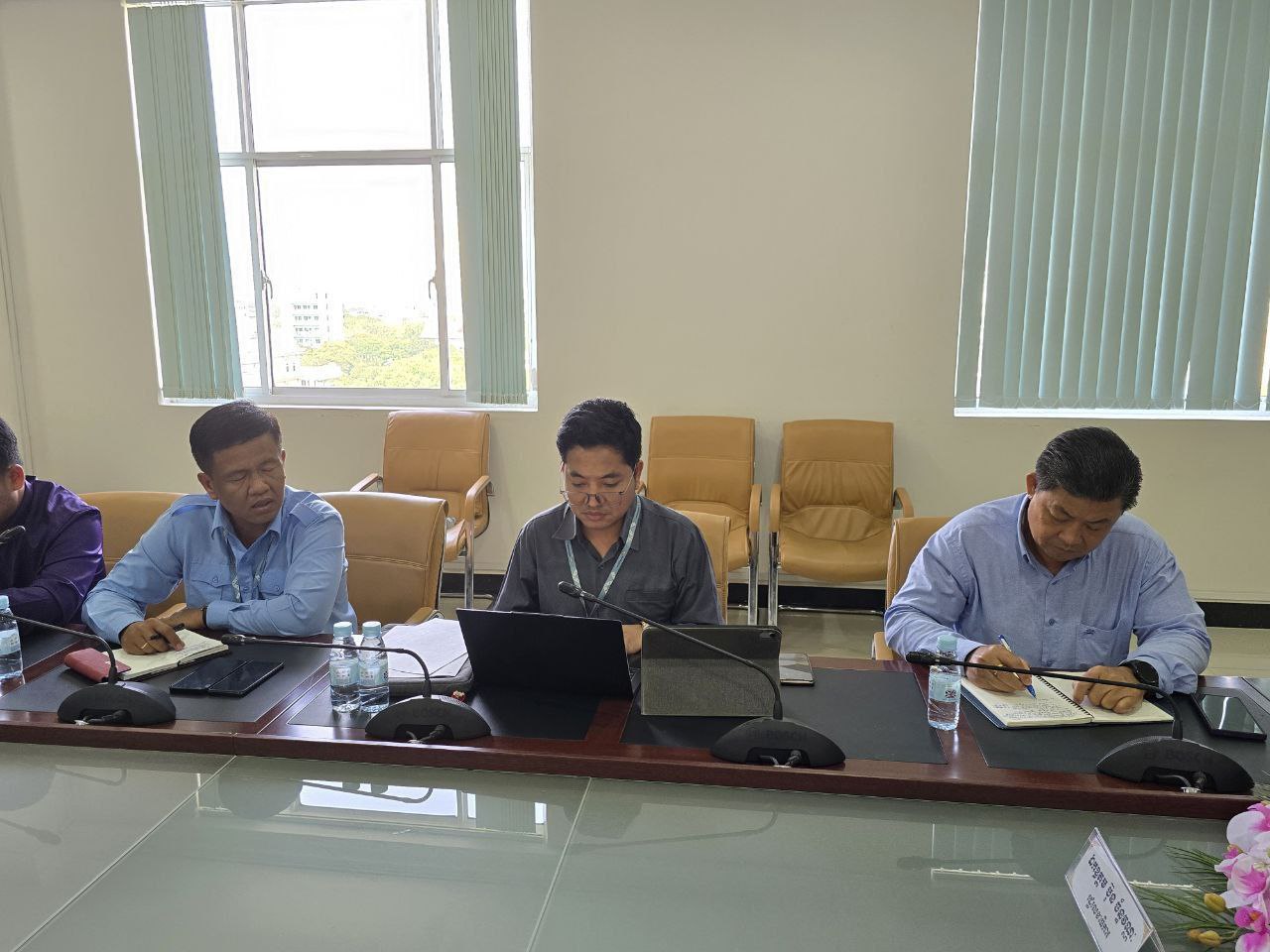 ឯកឧត្តម ប៊ុន ច័ន្ទវណ្ណៈ បានដឹកនាំកិច្ចប្រជុំស្តីពីការរៀបចំផ្តល់គ្រឿងឥស្សរិយយសជូនមន្ត្រីរាជការស៊ីវិល និងមន្ត្រីជាប់កិច្ចសន្យា 5 photo 2025 03 28 21 32 51