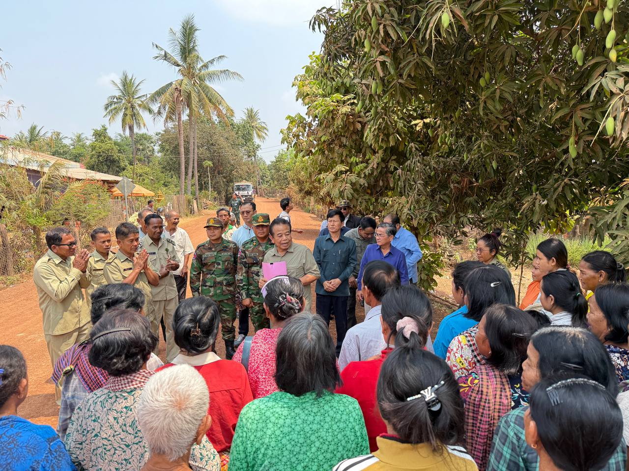 ឯកឧត្តម ផូ ផារិទ្ធ បានដឹកនាំគណៈកម្មាធិការអន្តរក្រសួង ចុះត្រួតពិនិត្យ និងវាយតម្លៃ លើការងារស្ថាបនាស្ពានបេតុង និងការងារចាក់ដីសងខាងក្បាលស្ពាន នៅស្រុករវៀង ខេត្តព្រះវិហារ 11 photo 2025 03 29 09 27 53