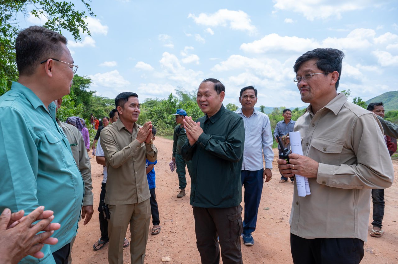 ឯកឧត្តម ឆាយ ឫទ្ធិសែន អញ្ជើញទៅពិនិត្យស្ថានភាពស្ពានឈើមួយកន្លែងឆ្លងកាត់ទំនប់ស្ទឹងកែវនៅខេត្តកំពត