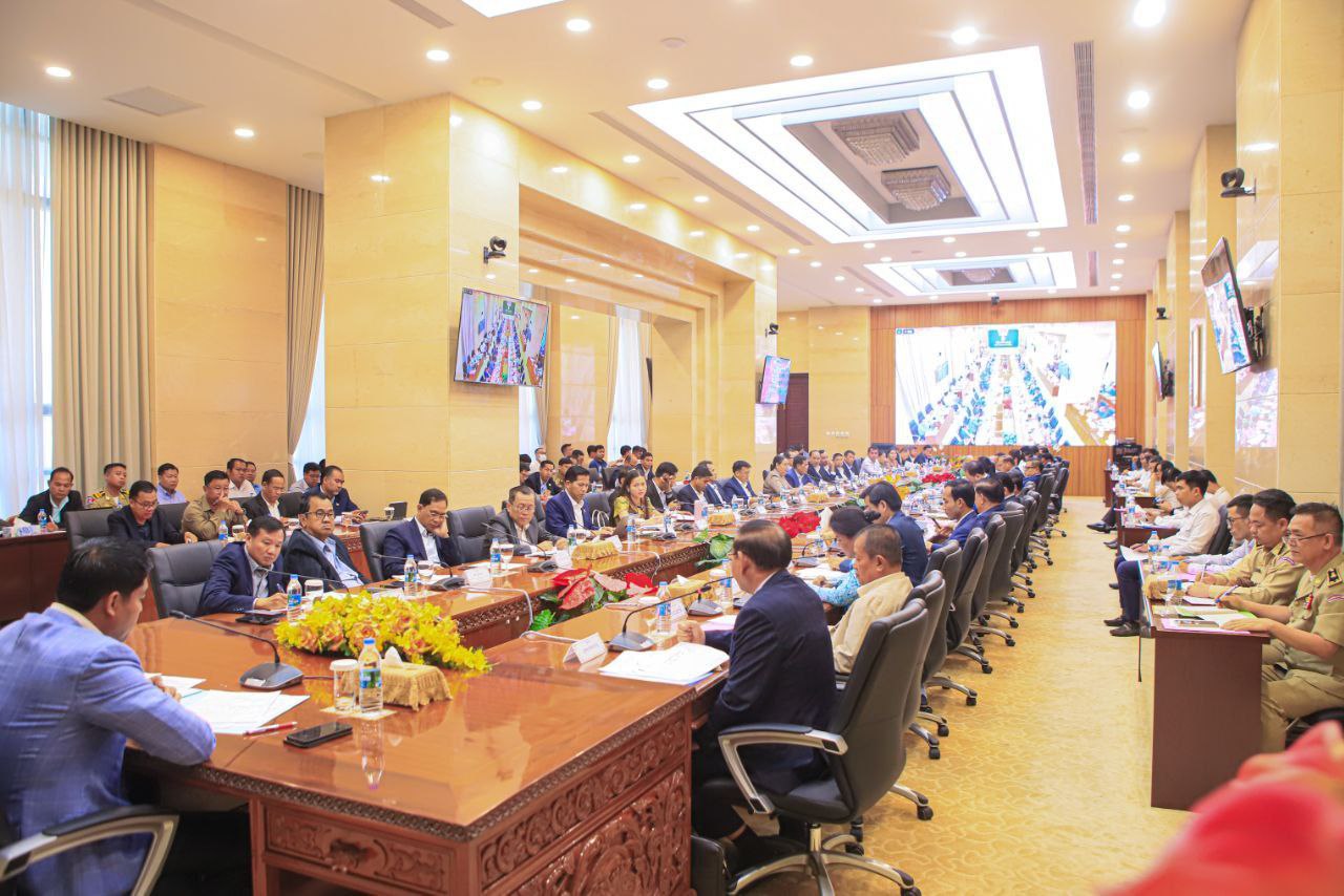 ឯកឧត្តម ប៊ុន ច័ន្ទវណ្ណៈ បានចូលរួមកិច្ចប្រជុំស្រាវជ្រាវ ពិនិត្យ និងលើកសំណើផ្តល់គ្រឿងឥស្សរិយយសជូនមន្រ្តីរាជការស៊ីវិល កងកម្លាំងប្រដាប់អាវុធ និងមន្រ្តីជាប់កិច្ចសន្យា ដែលបានបំពេញការងារលើសពីរយៈពេល១០ឆ្នាំ និងពុំធ្លាប់ទទួលបានគ្រឿងឥស្សរិយយស នៃក្រុមការងារពិសេសចំពោះកិច្ច 6 photo 2025 04 03 19 32 33