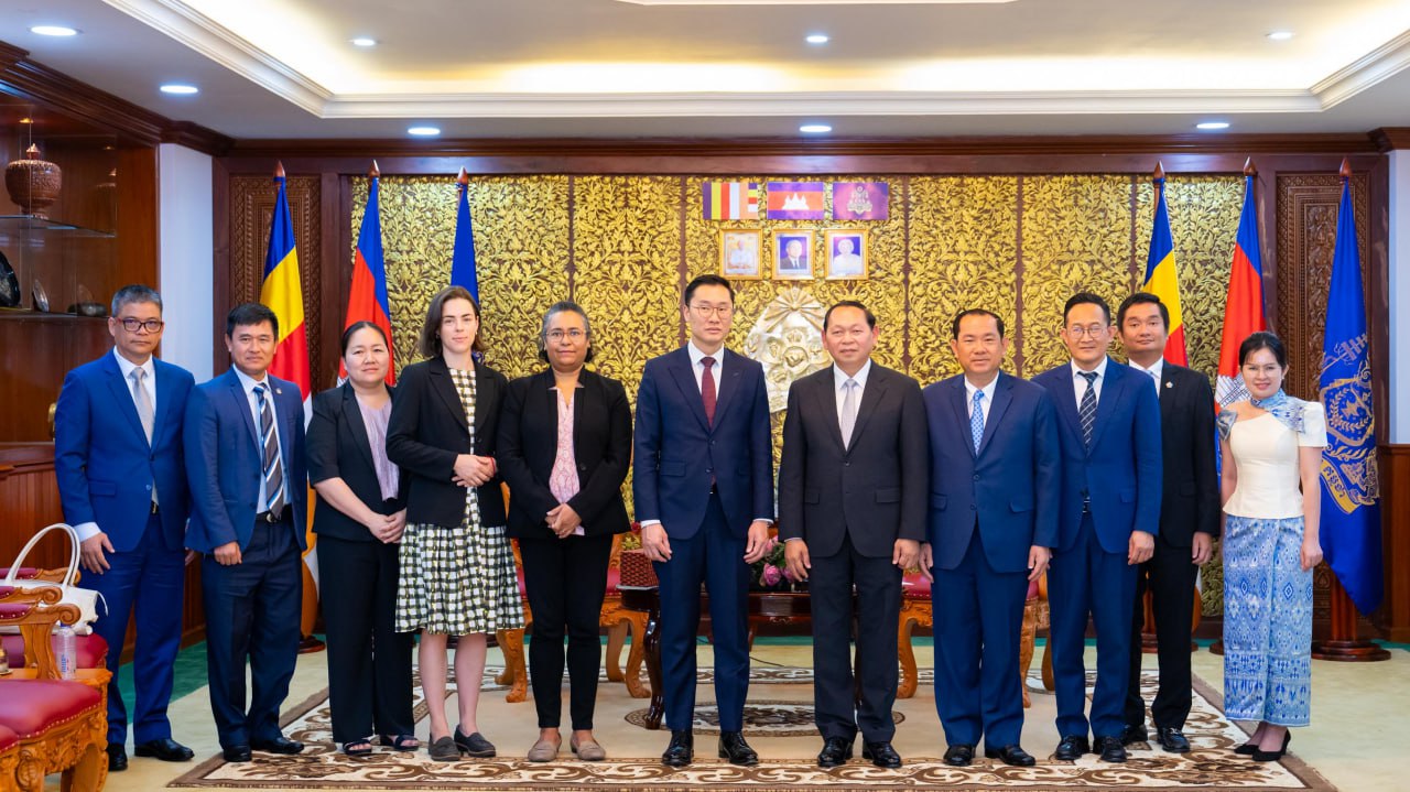 ឯកឧត្តម Derek Yip,ឯកអគ្គរដ្ឋទូតអូស្ត្រាលីប្រចំាកម្ពុជានិងសហការីចូលជួបសម្តែងការគួរសមនិងពិភាក្សាការងារ