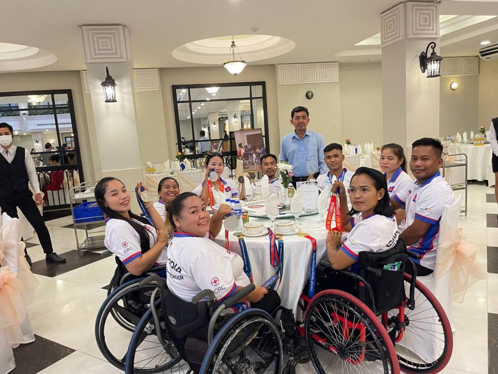 ឯកឧត្តម សុខ ម៉េង អញ្ជើញជាកិត្តិយសក្នុងកម្មវិធីពិសារអាហារសាមគ្គី និងរៃអង្គាសថវិកា ដែលរៀបចំឡើងដោយសហព័ន្ធកីឡាបាល់បោះរទេះជនពិការកម្ពុជា 2 photo 2025 05 22 20 31 52