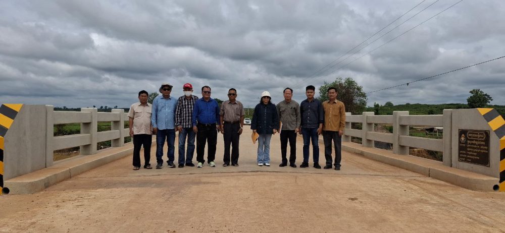 លោកជំទាវ ឯក គន្ធវារី បានដឹកនាំគណៈកម្មការអន្តរក្រសួង ចុះត្រួតពិនិត្យ វាយតម្លៃ លើការងារស្ថាបនាស្ពានបេតុងចំនួន ១កន្លែង ស្រុកស្ទឹងត្រង់ ខេត្តកំពង់ចាម 2 photo 2025 05 23 11 22 26 3