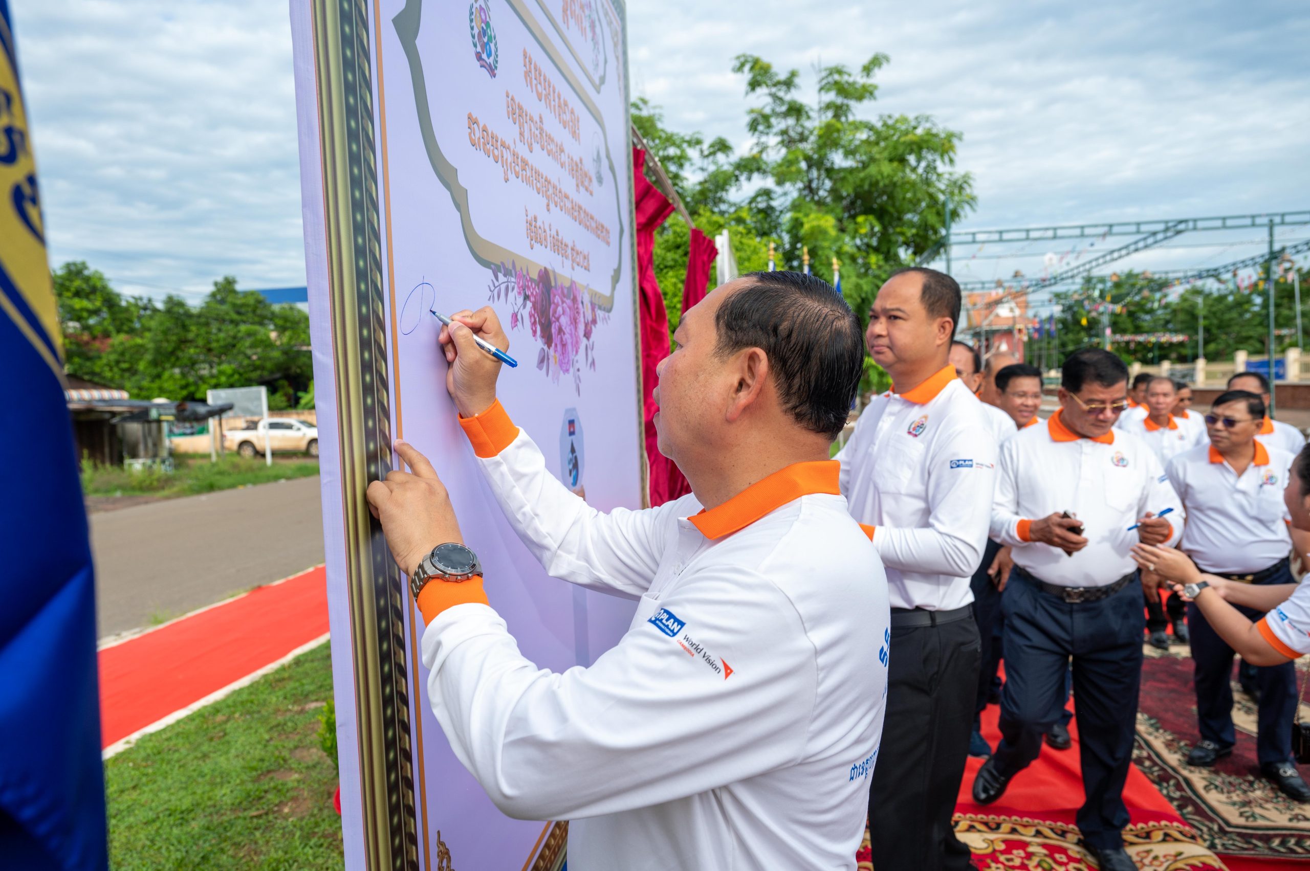 កឧត្តម ឆាយ ឫទ្ធិសែន រដ្ឋមន្ត្រីក្រសួងអភិវឌ្ឍន៍ជនបទ បានអអញ្ជើញជាអធិបតីក្នុងពីធីប្រកាសទទួលស្គាល់ជាផ្លូវការ ខេត្តព្រះវិហារជាខេត្តទី២២ ទទួលបានជ័យលាភីបញ្ចប់ការបន្ទោបង់ពាសវាលពាសកាល (ODF) 8 1 7 2 scaled