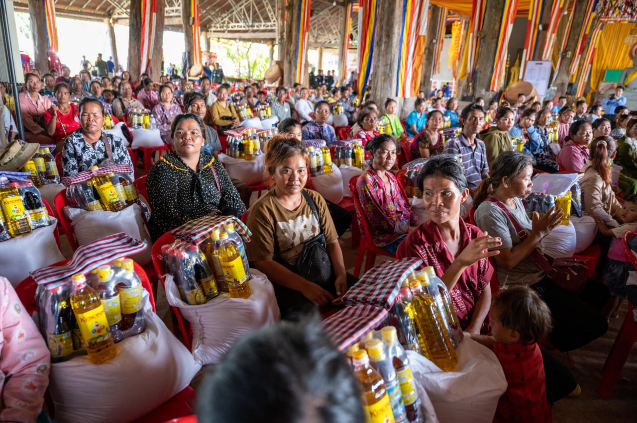 ឯកឧត្តម ឆាយ ឫទ្ធិសែន អញ្ជើញសំណេះសំណាល សួរសុខទុក្ខ ជាមួបងប្អូនប្រជាពលរដ្ឋភៀសខ្លួនពីតំបន់ប្រឈមគ្នា