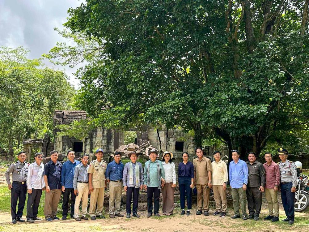 ឯកឧត្តម ឆាយ ឫទ្ធិសែន និង ឯកឧត្តម ហួត ហាក់ អញ្ជើញទៅពិនិត្យស្ថានផ្លូវមួយខ្សែ ដើម្បីស្ថាបនាជាផ្លូវក្រាលល្បាយក្រួស ប្រវែង ១ ៥០០ម៉ែត្រ 2 9 8