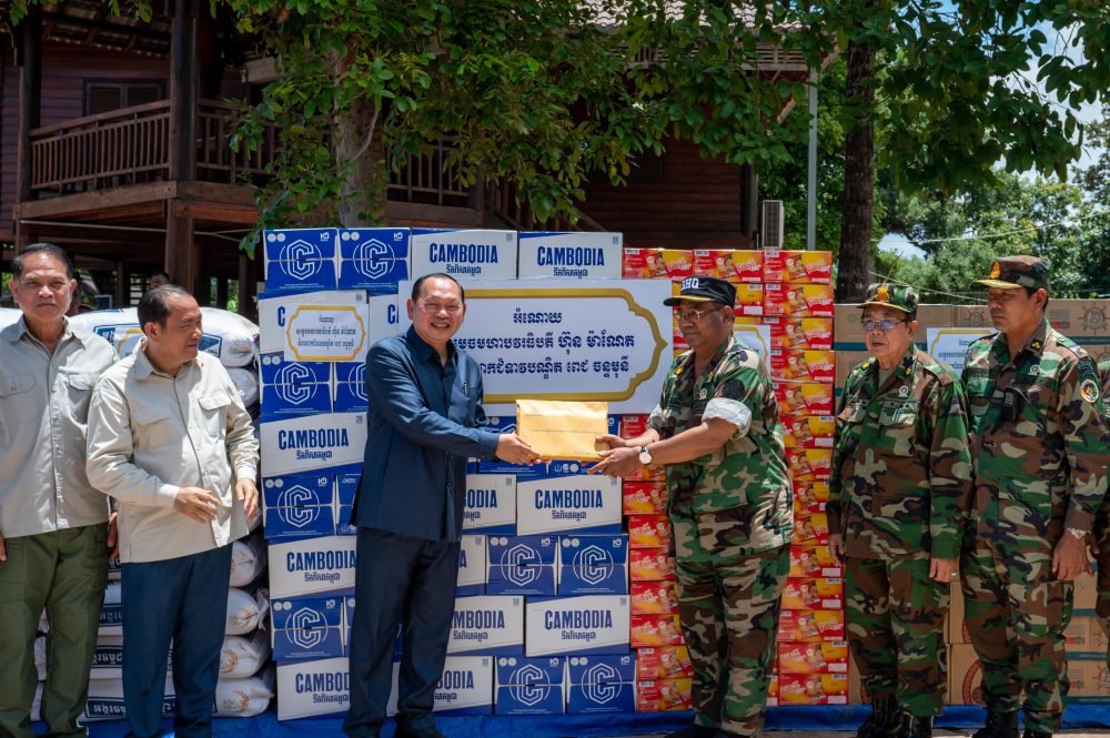 ឯកឧត្តម ឆាយ ឫទ្ធិសែន អញ្ជើញសំណេះសំណាល សួរសុខទុក្ខ ជាមួយនាយទាហាន ពលទាហាន និងកងកម្លាំងប្រដាប់អាវុធ ដែលកំពុងឈរជើងតាមបណ្ដោយព្រំដែន នៅទីបញ្ជាការដ្ឋានអង្គរក្ស ទួល៩៥ ក្នុងខេត្តព្រះវិហារ 2 DSC 4328