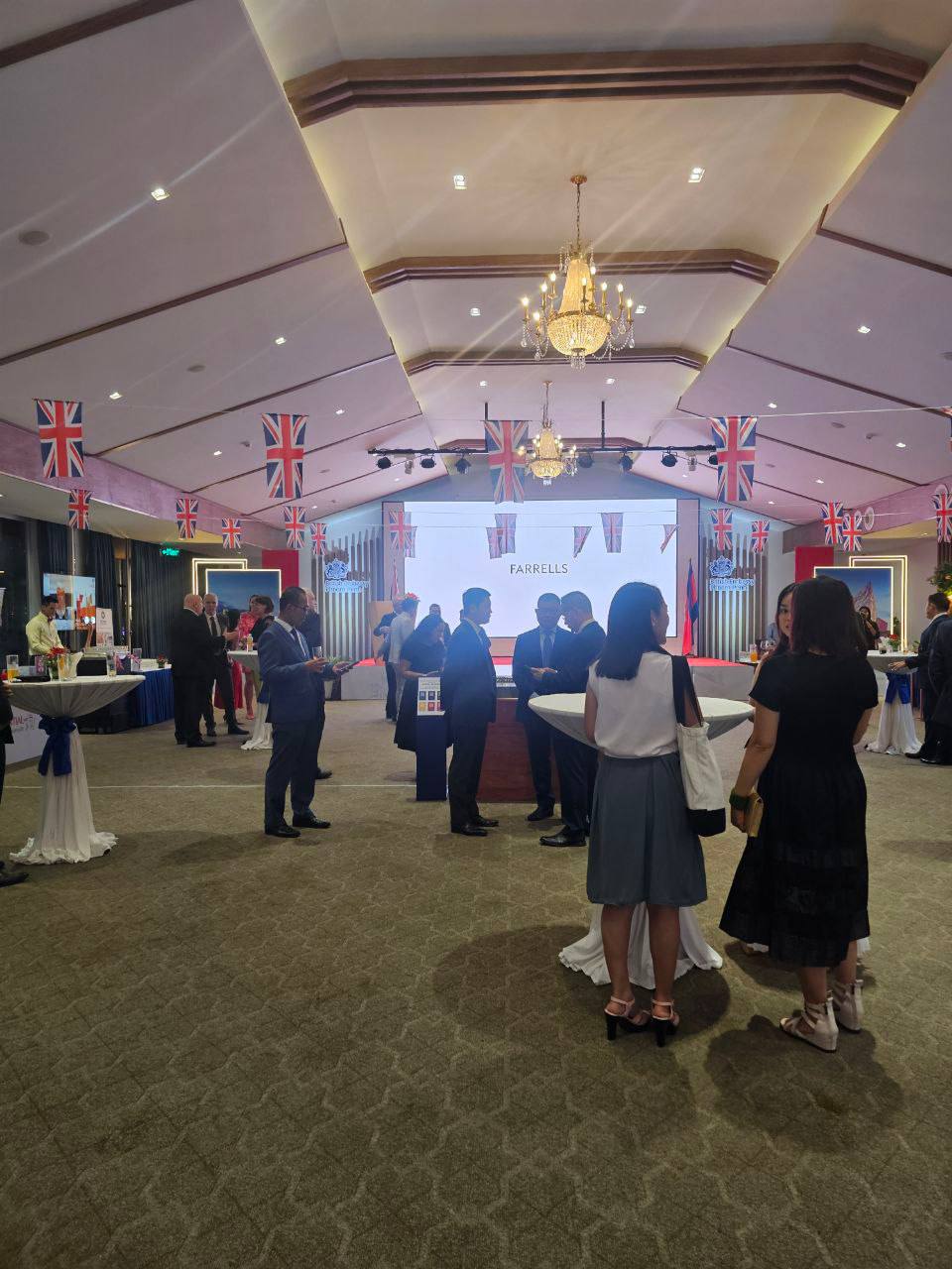 ឯកឧត្តម ប៉ែន ពេជ្រសាលី បានអញ្ជេីញចូលរួមពិធីអបអរសាទរ ថ្ងៃចម្រេីនព្រះជន្មរបស់ព្រះមហាក្សត្រ ឆាលទី៣ នៃចក្រភពអង់គ្លេស 6 photo 2025 06 04 21 47 52