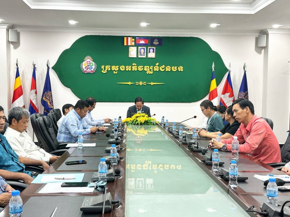 លោក អឿន ធារិទ្ធ អញ្ជើញដឹកនាំកិច្ចប្រជុំបូកសរុបលទ្ធផលការងារប្រចាំខែមិថុនា និងទិសដៅការងារបន្តខែកក្កដា ឆ្នាំ២០២៥ របស់នាយកដ្ឋានអភិវឌ្ឍន៍សហគមន៍ 2 photo 2025 06 24 16 59 24