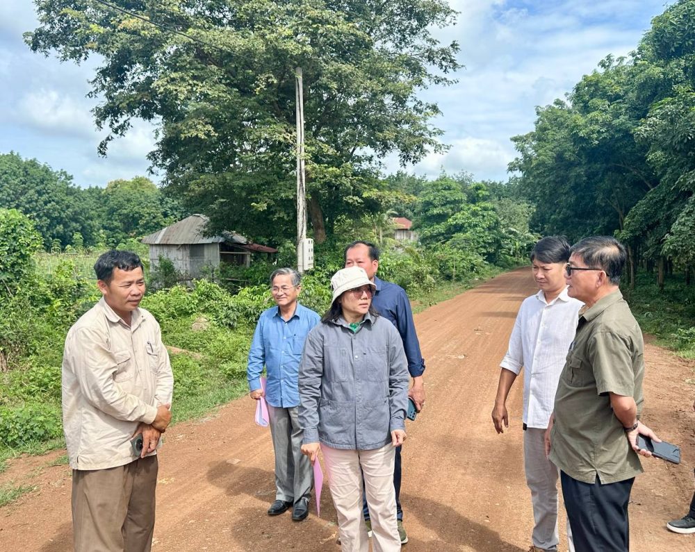 លោកជំទាវ ឯក គន្ធវារី អញ្ជើញដឹកនាំគណៈកម្មការអន្តរក្រសួង ចុះត្រួតពិនិត្យ វាយតម្លៃបញ្ចប់សុពលភាព លើការងារថែទាំខួបផ្លូវចំនួន ២ខ្សែ ក្រាលល្បាយក្រួស មានប្រវែងសរុប ១៦ ៥០០ម នៅខេត្តត្បូងឃ្មុំ 2 photo 2025 06 25 10 30 58