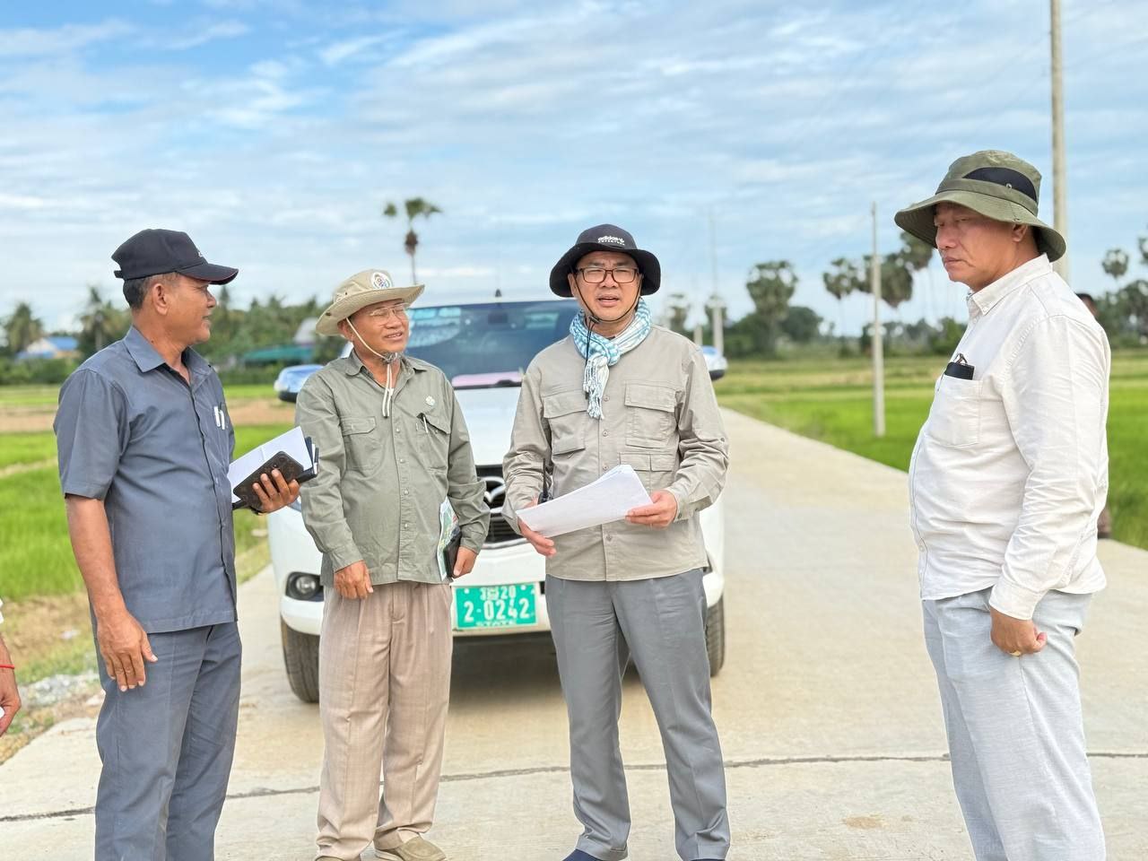 ឯកឧត្តមបណ្ឌិត ជ្រុន ថេរ៉ាវ៉ាត សហការជាមួយក្រសួងសេដ្ឋកិច្ច និងហិរញ្ញវត្ថុ មន្ទីរអភិវឌ្ឍន៍ជនបទខេត្តទាំង៣ និងអាជ្ញាធរមូលដ្ឋាន បានបន្តចុះសិក្សាបឋមលើខ្សែផ្លូវចំនួន៥គម្រោង ស្ថិតក្នុងខេត្តកំពត ខេត្តកំពង់ស្ពឺ និងខេត្តព្រះសីហនុ 19 photo 2025 06 25 18 11 59