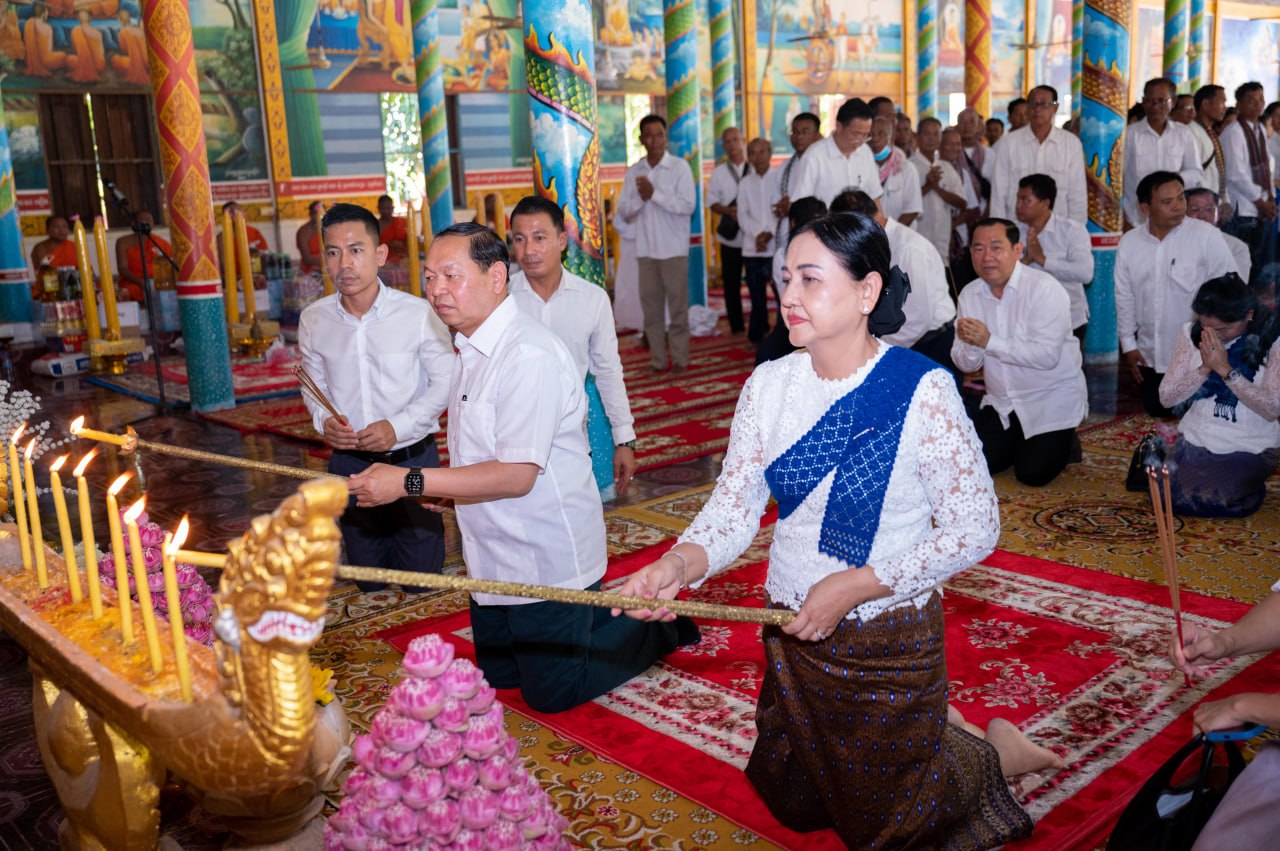 ប្រគេនទៀនចំណាំព្រះវស្សានិងទេយ្យវត្ថុទៅវេរប្រគេនព្រះសង្ឃចំនួន ៦០វត្តស្រុកសាមគ្គីមានជ័យ និងស្រុកទឹកផុស